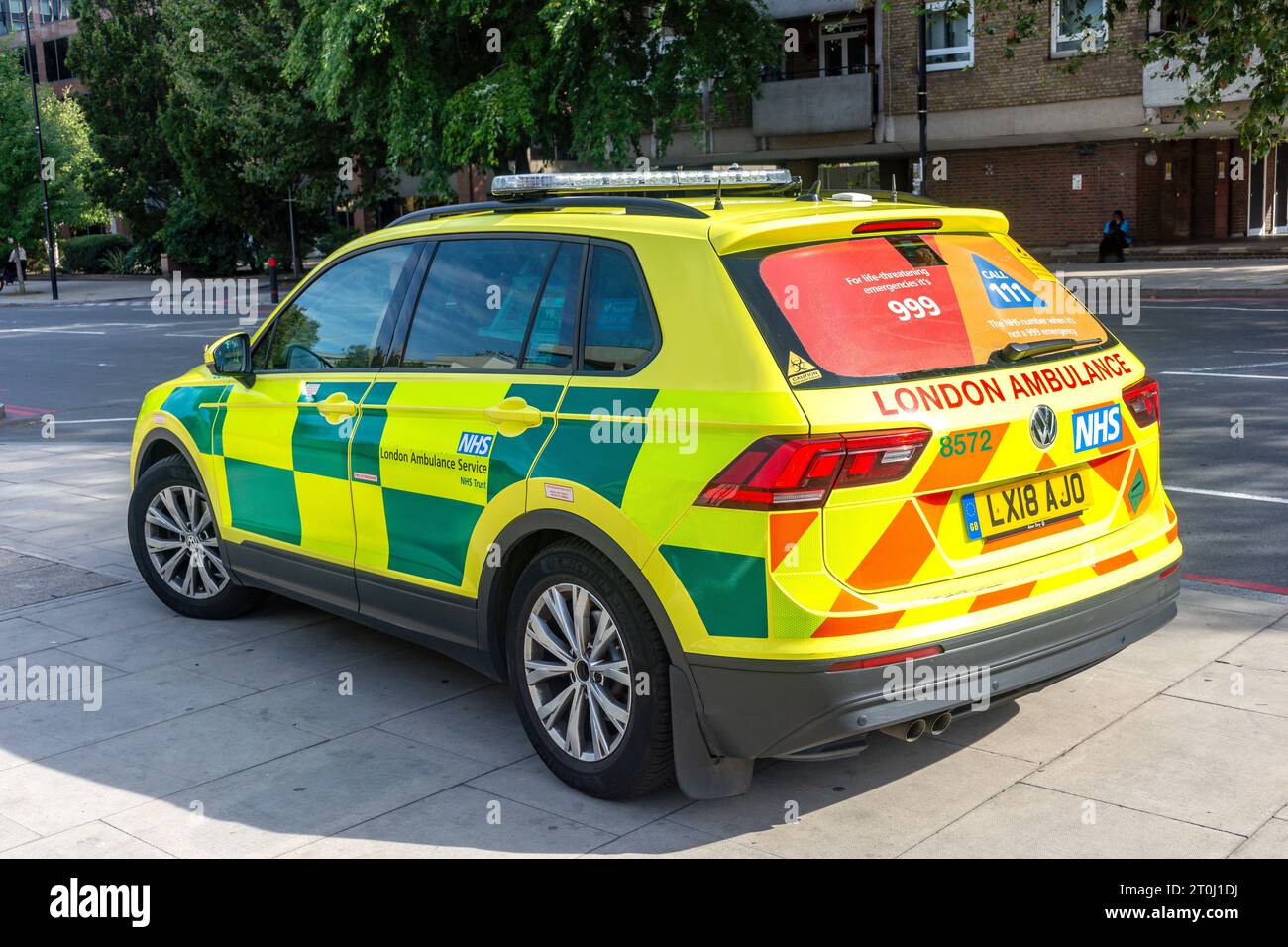 Ambulanza fuori dal pronto soccorso, St Thomas' NHS Hospital, Lambeth Palace Road, Borough of Lambeth, Greater London, Inghilterra, Regno Unito Foto Stock