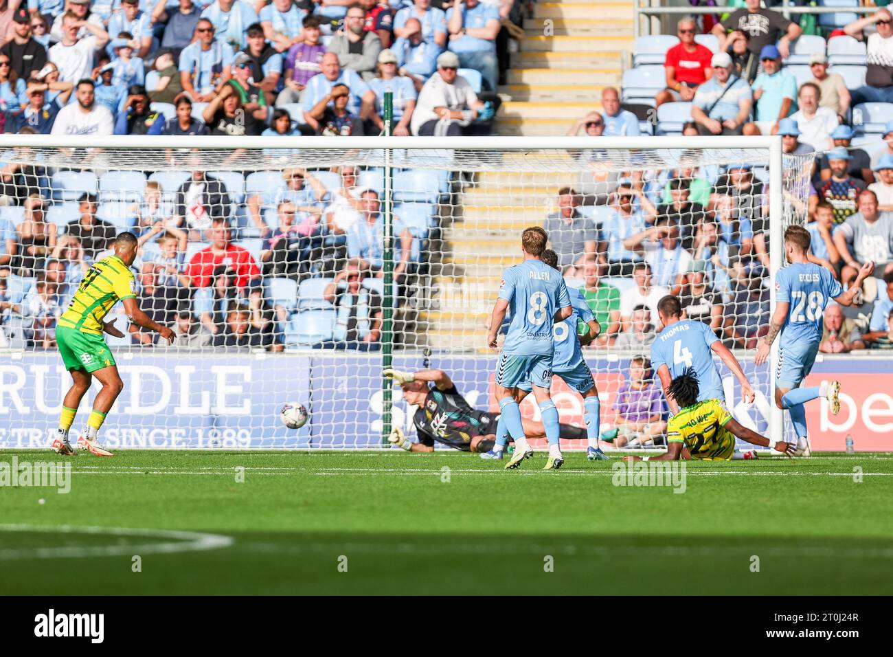 Coventry, Regno Unito. 7 ottobre 2023. Il numero 27 di Norwich, Jonathan Rowe scivola per mettere una scarpa sulla palla per guidarla oltre l'estenuato portiere del Coventry, Ben Wilson durante la partita dell'EFL Sky Bet Championship tra Coventry City e Norwich City alla Coventry Building Society Arena, Coventry, Inghilterra, il 7 ottobre 2023. Foto di Stuart Leggett. Solo per uso editoriale, licenza necessaria per uso commerciale. Nessun utilizzo in scommesse, giochi o pubblicazioni di un singolo club/campionato/giocatore. Credito: UK Sports Pics Ltd/Alamy Live News Foto Stock