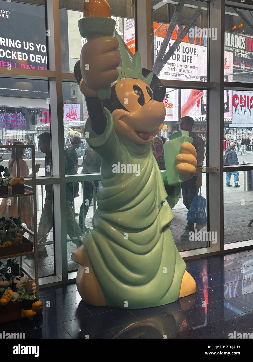 Figura della Statua della libertà di Topolino all'interno del Disney Store di Times Square a Times Square. Foto Stock