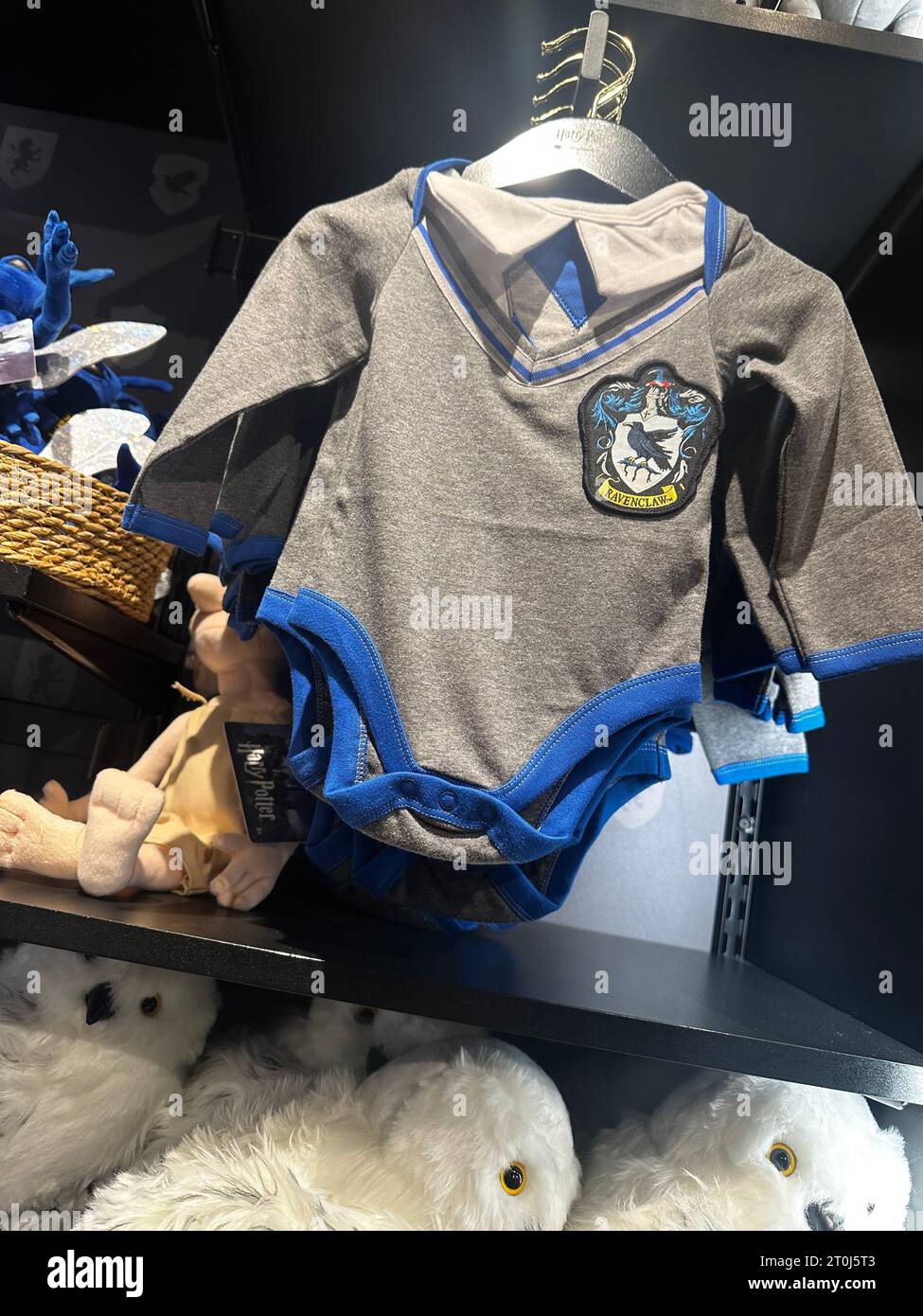 Shopping magico al Harry Potter New York Store con bacchette, accappatoi e articoli da maghi. Foto Stock