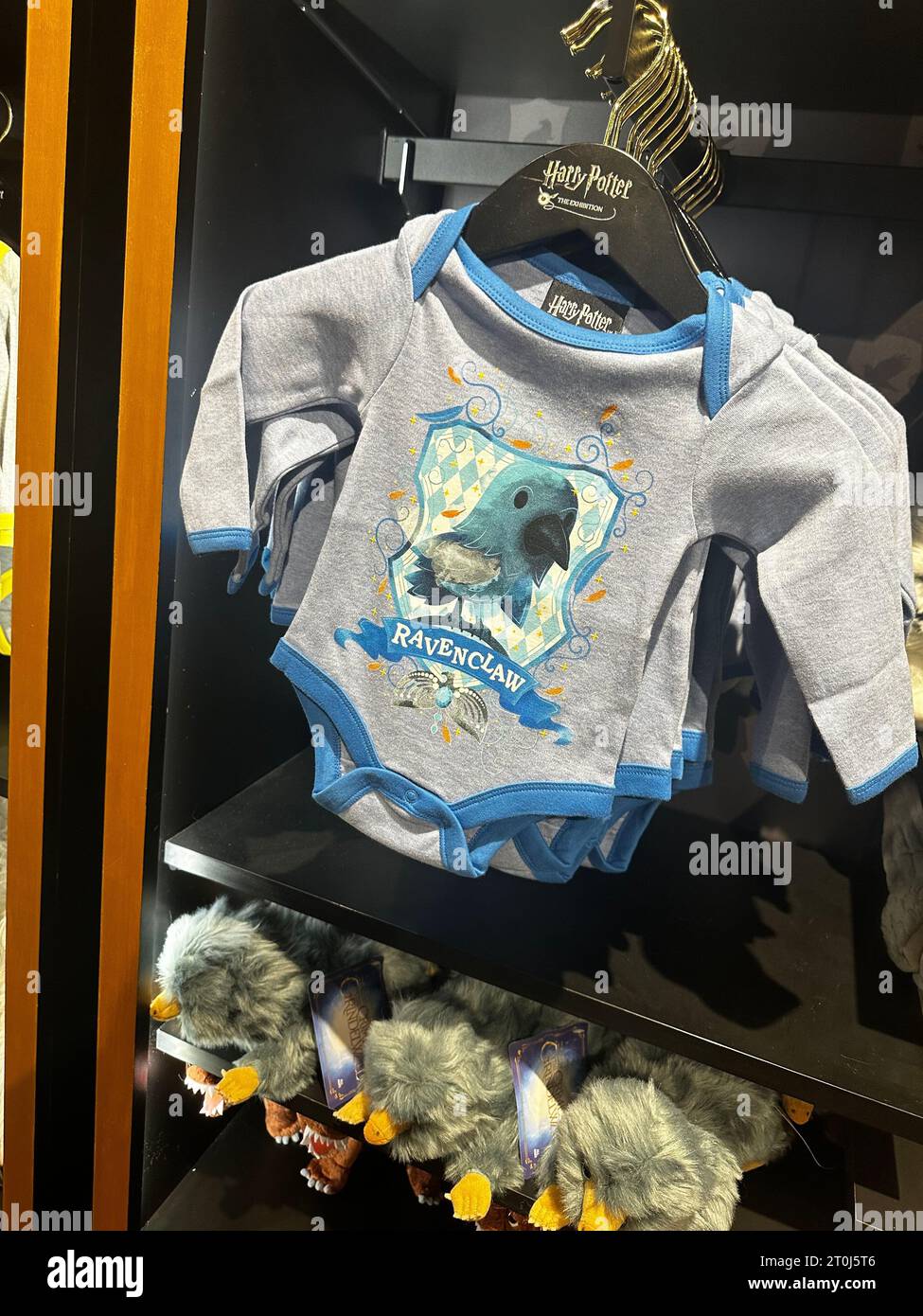 Shopping magico al Harry Potter New York Store con bacchette, accappatoi e articoli da maghi. Foto Stock