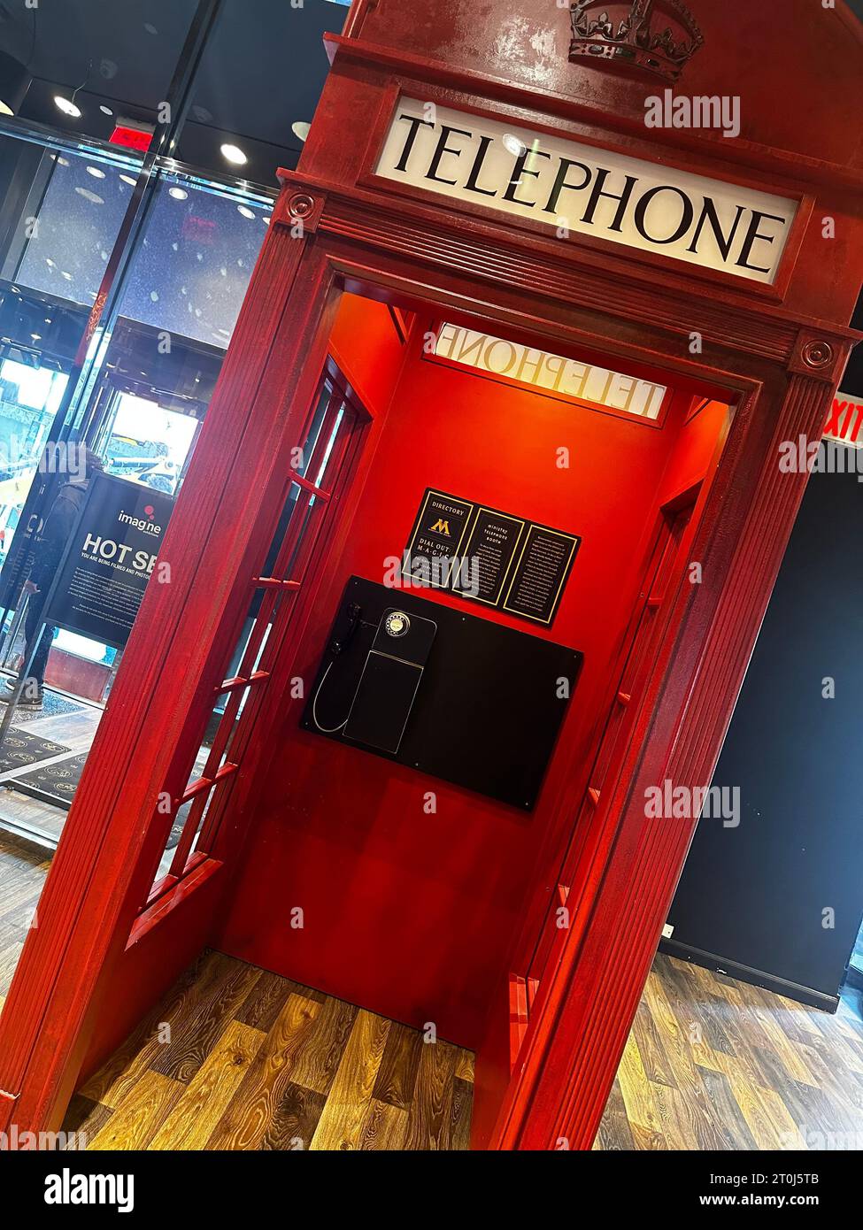 Shopping magico al Harry Potter New York Store con bacchette, accappatoi e articoli da maghi. Foto Stock