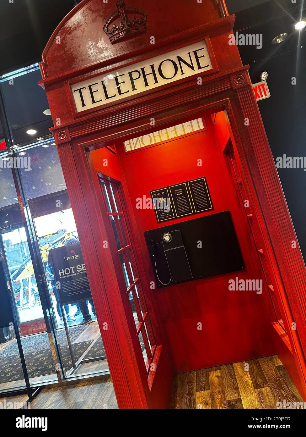 Shopping magico al Harry Potter New York Store con bacchette, accappatoi e articoli da maghi. Foto Stock