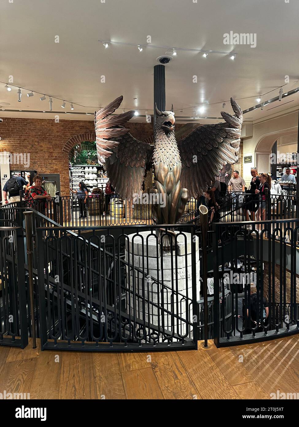 Shopping magico al Harry Potter New York Store con bacchette, accappatoi e articoli da maghi. Foto Stock