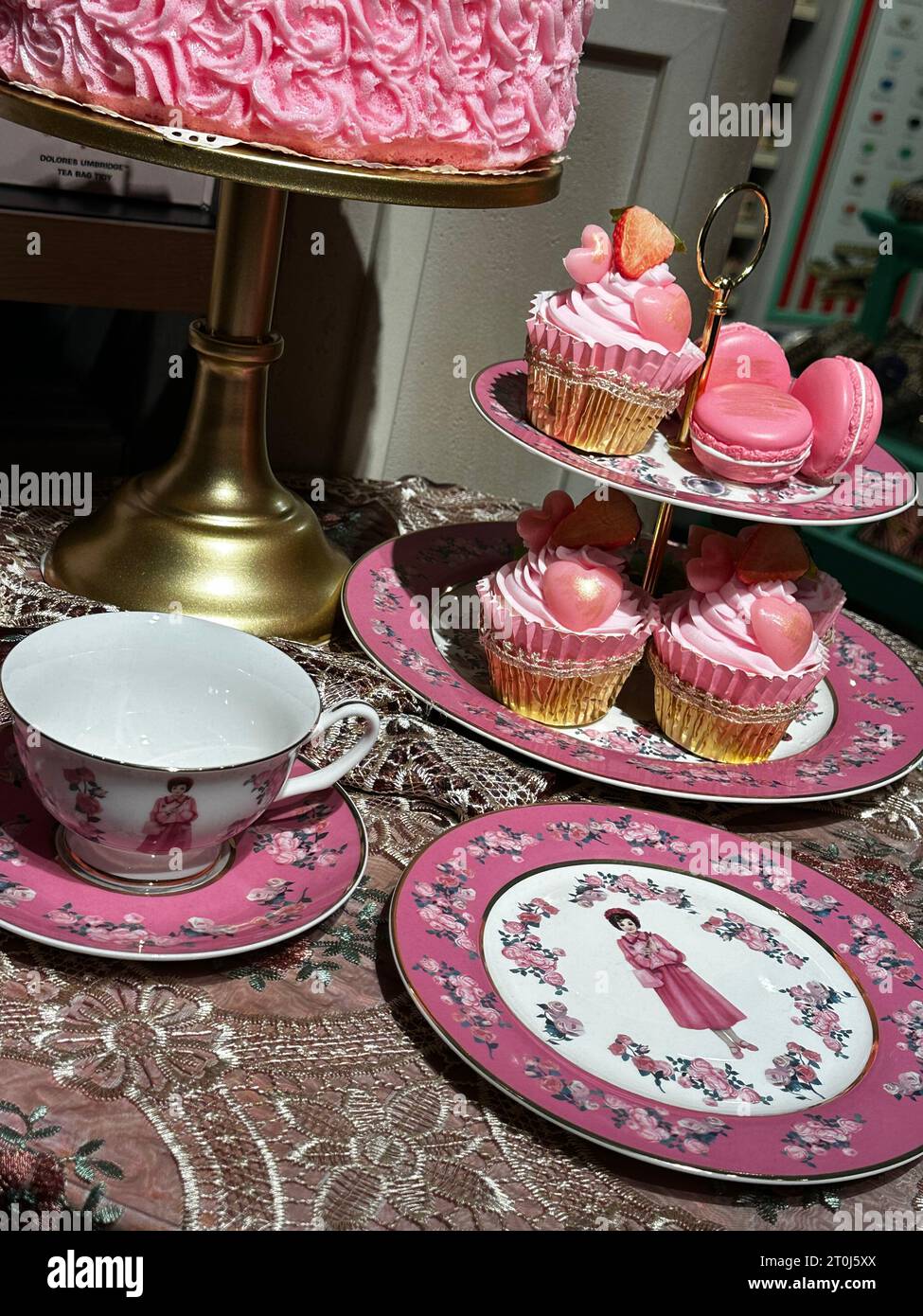 Shopping magico al Harry Potter New York Store con bacchette, accappatoi e articoli da maghi. Foto Stock