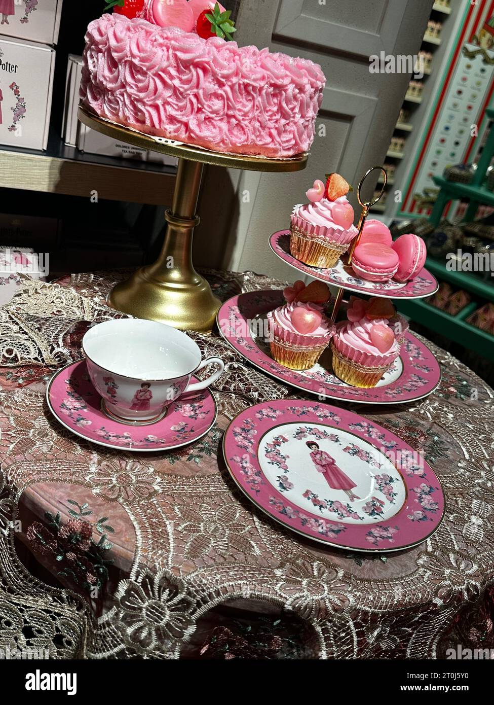 Shopping magico al Harry Potter New York Store con bacchette, accappatoi e articoli da maghi. Foto Stock