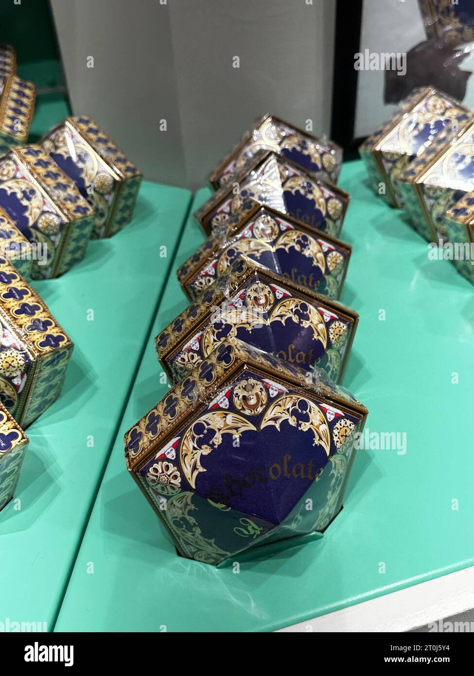 Shopping magico al Harry Potter New York Store con bacchette, accappatoi e articoli da maghi. Foto Stock