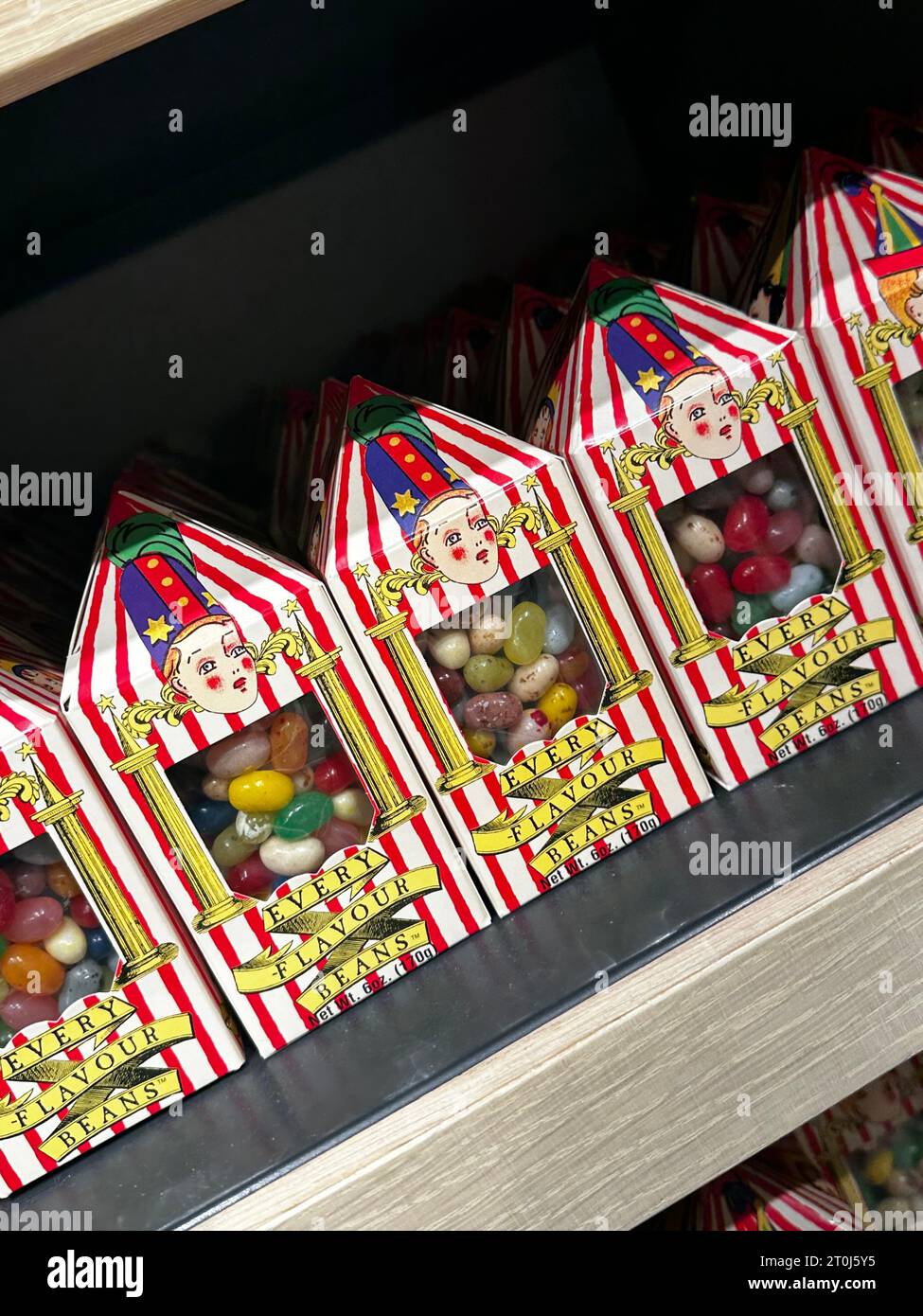Shopping magico al Harry Potter New York Store con bacchette, accappatoi e articoli da maghi. Foto Stock