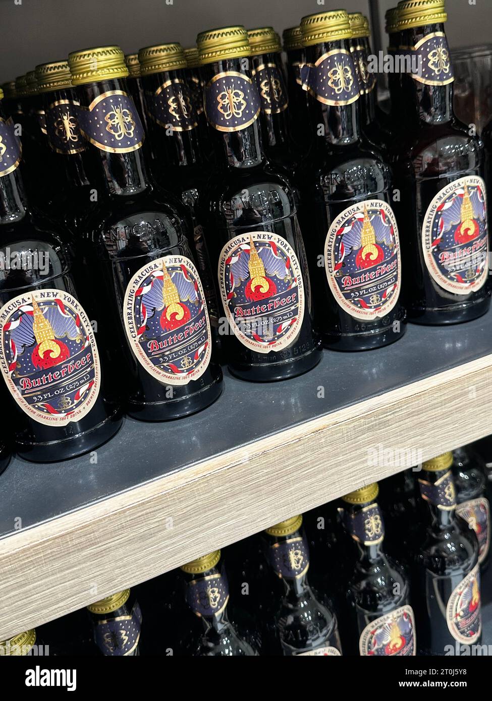 Shopping magico al Harry Potter New York Store con bacchette, accappatoi e articoli da maghi. Foto Stock