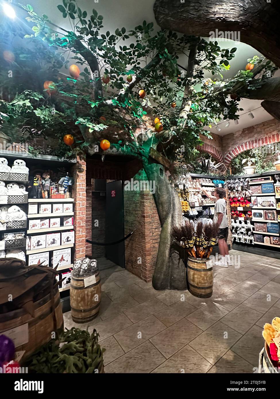 Shopping magico al Harry Potter New York Store con bacchette, accappatoi e articoli da maghi. Foto Stock
