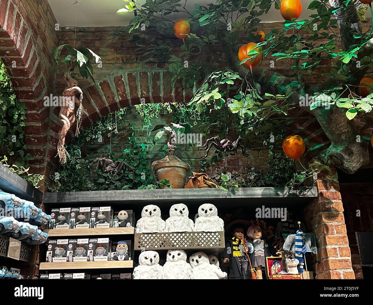Shopping magico al Harry Potter New York Store con bacchette, accappatoi e articoli da maghi. Foto Stock