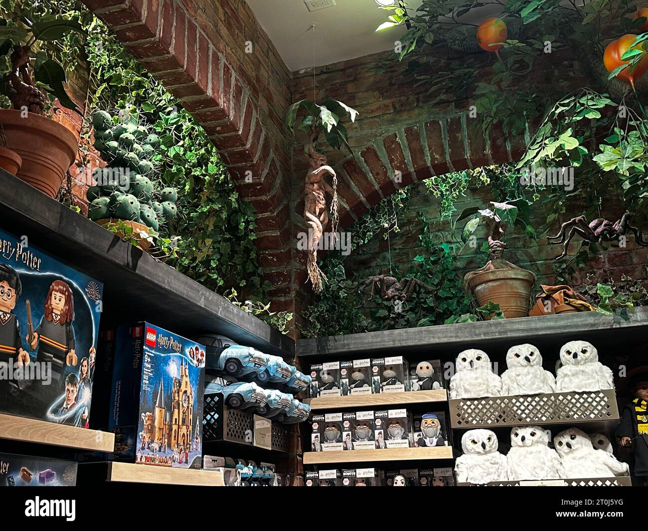Shopping magico al Harry Potter New York Store con bacchette, accappatoi e articoli da maghi. Foto Stock