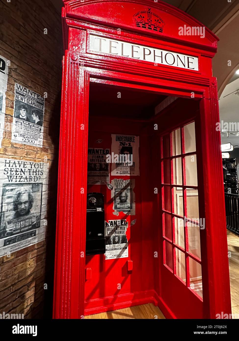 Shopping magico al Harry Potter New York Store con bacchette, accappatoi e articoli da maghi. Foto Stock