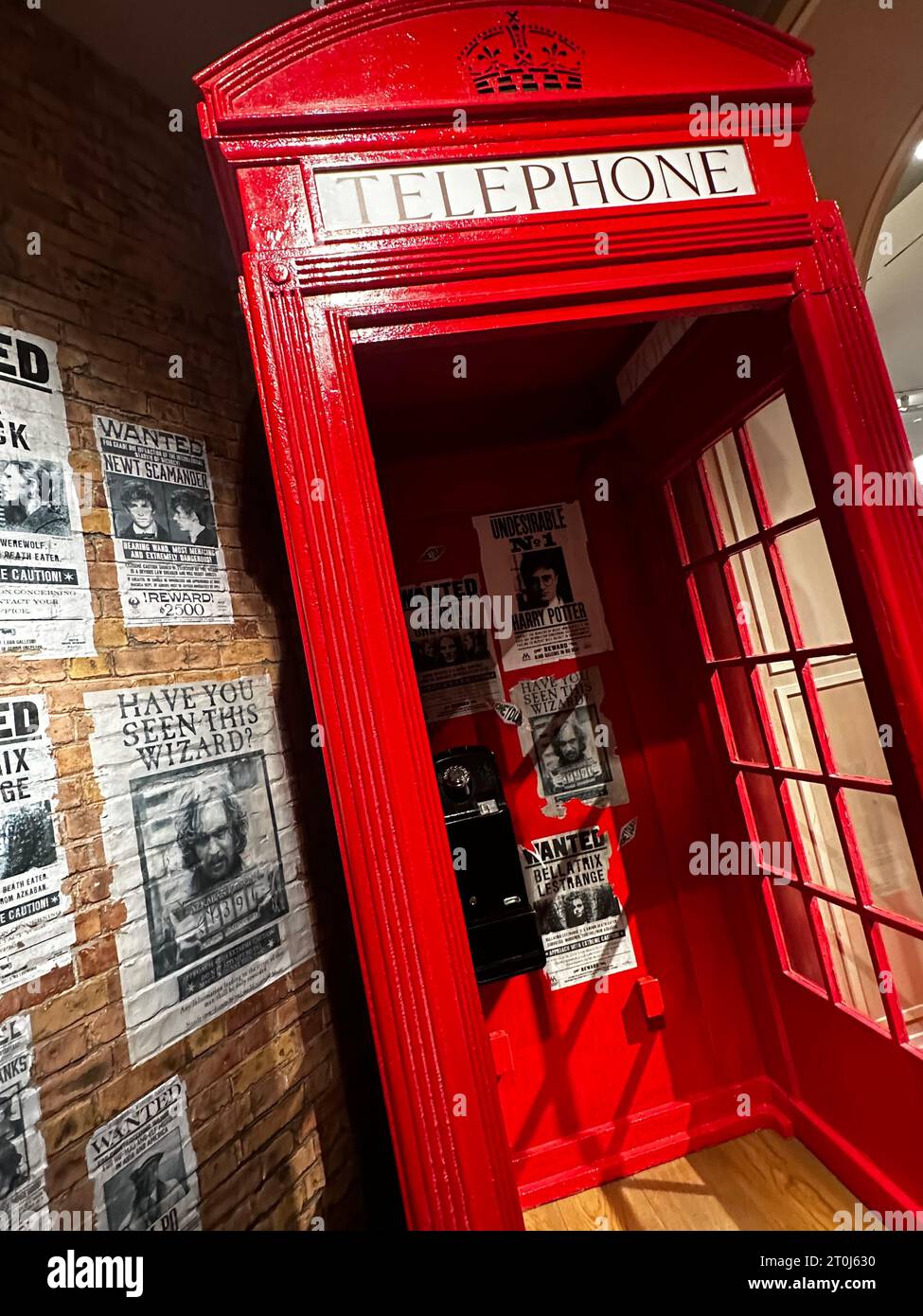 Shopping magico al Harry Potter New York Store con bacchette, accappatoi e articoli da maghi. Foto Stock