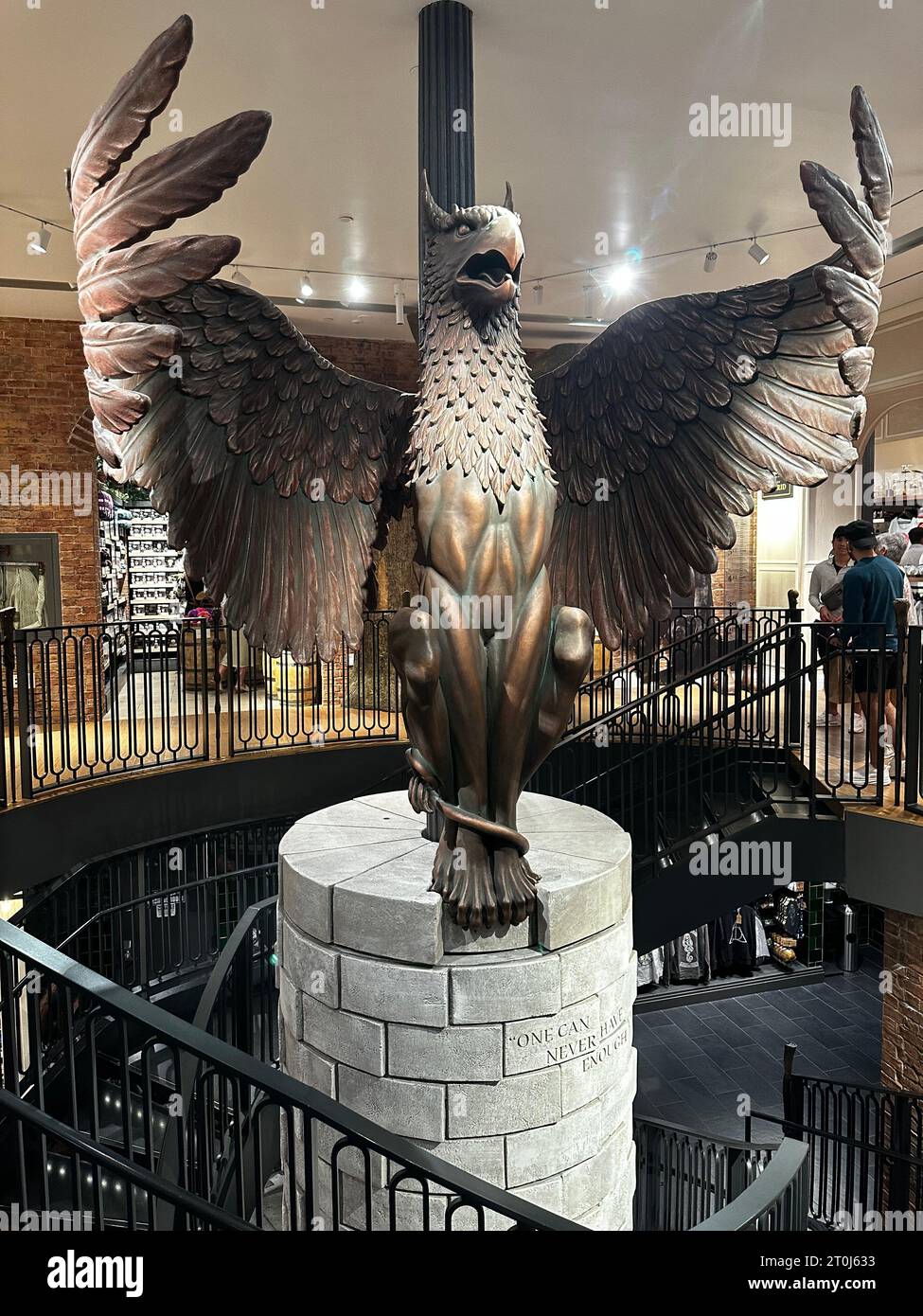 Grande scultura Fawkes all'interno del Harry Potter New York Store, una magica attrazione a tema nel centro di Manhattan. Foto Stock