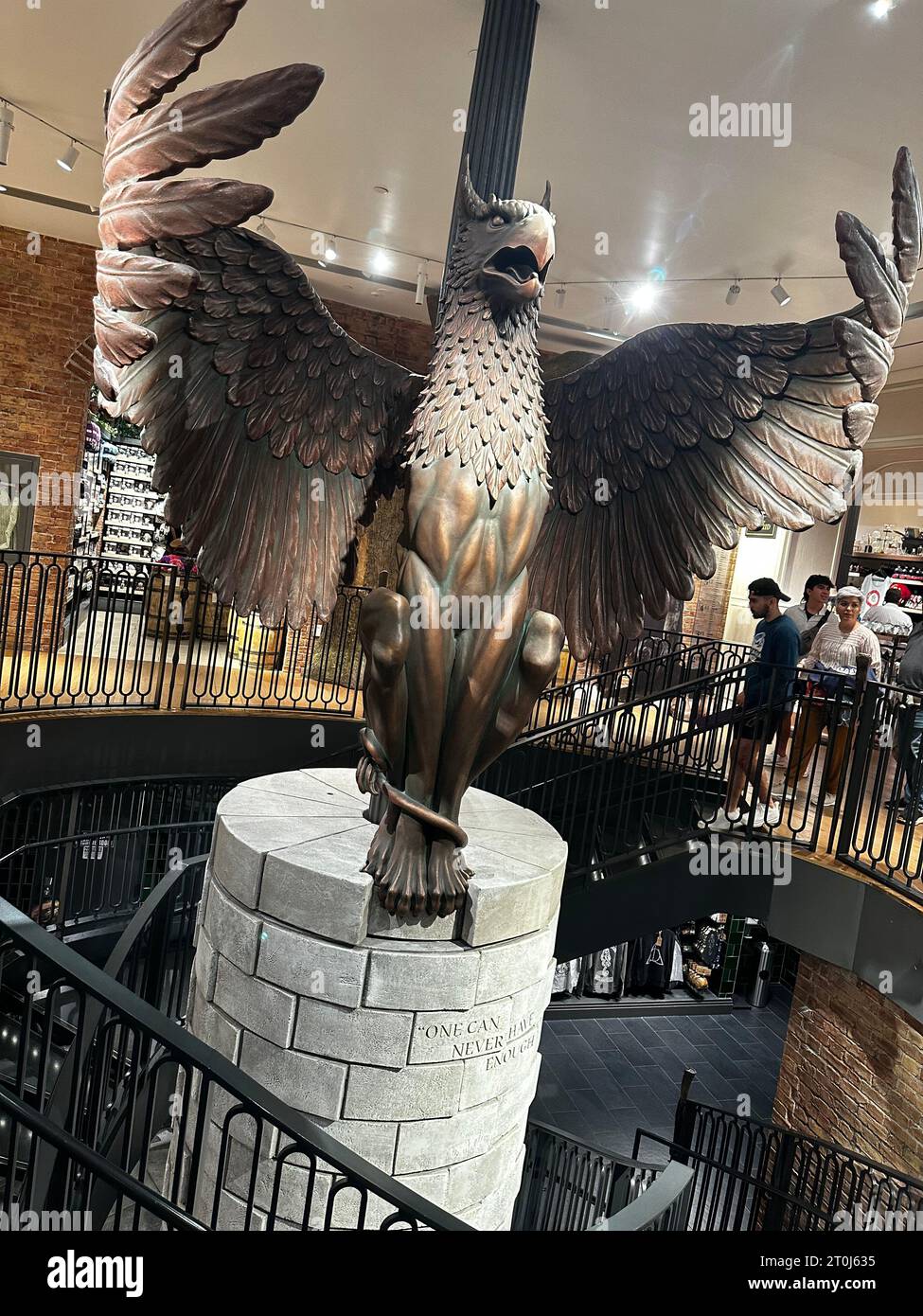 Grande scultura Fawkes all'interno del Harry Potter New York Store, una magica attrazione a tema nel centro di Manhattan. Foto Stock