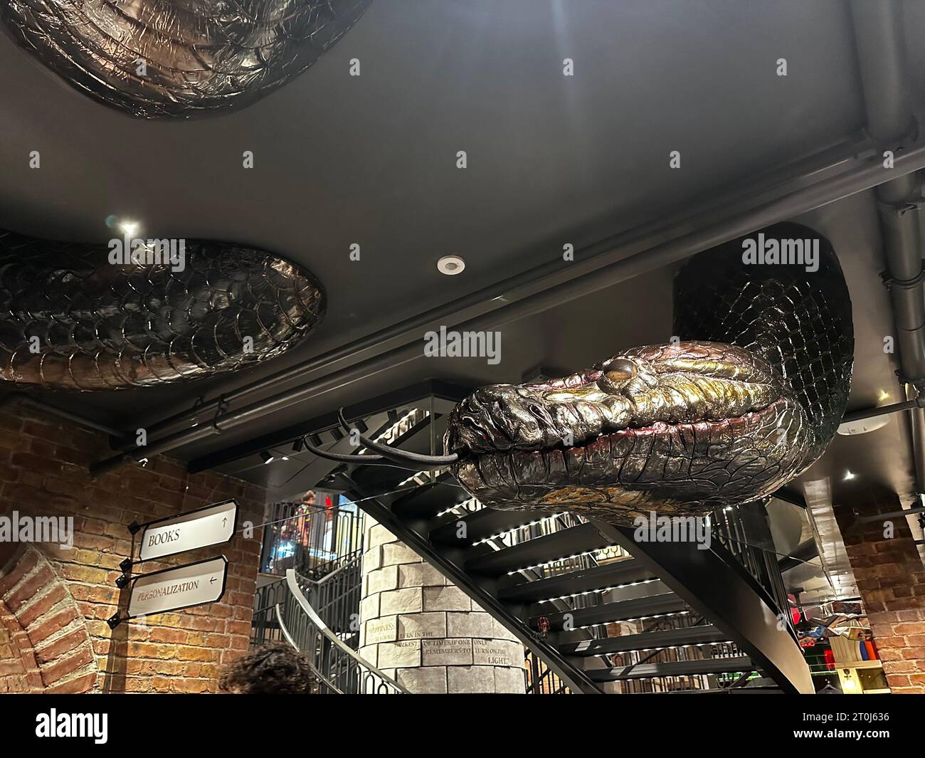 Shopping magico al Harry Potter New York Store con bacchette, accappatoi e articoli da maghi. Foto Stock