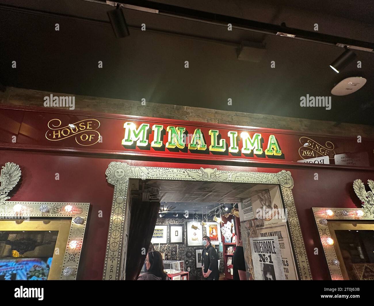 Shopping magico al Harry Potter New York Store con bacchette, accappatoi e articoli da maghi. Foto Stock