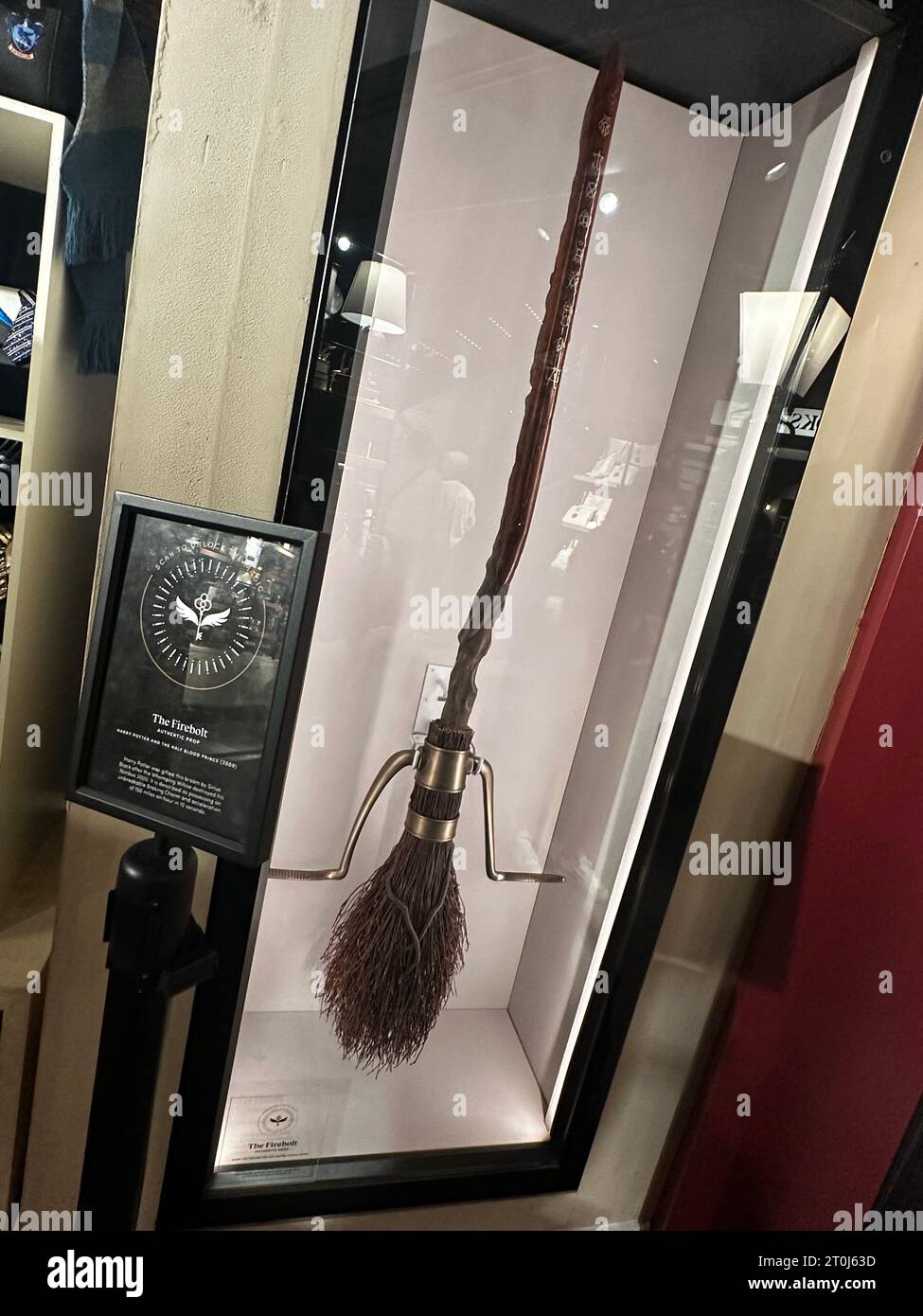 Shopping magico al Harry Potter New York Store con bacchette, accappatoi e articoli da maghi. Foto Stock