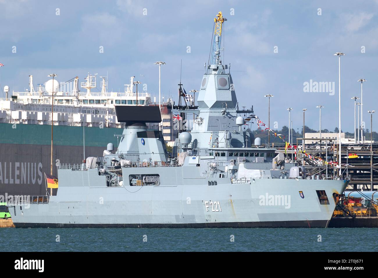La marina tedesca Frigate HESSEN (F221) ormeggiò nel porto di Southampton insieme ad altre navi da guerra NATO. 3 ottobre 2023 Foto Stock
