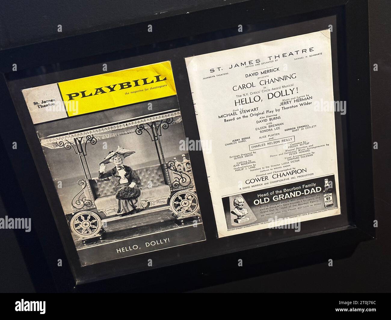 Hello Dolly Playbill e programma esposti in cornice, che mostrano la storia classica del teatro di Broadway, i dettagli di produzione e la documentazione musicale iconica Foto Stock