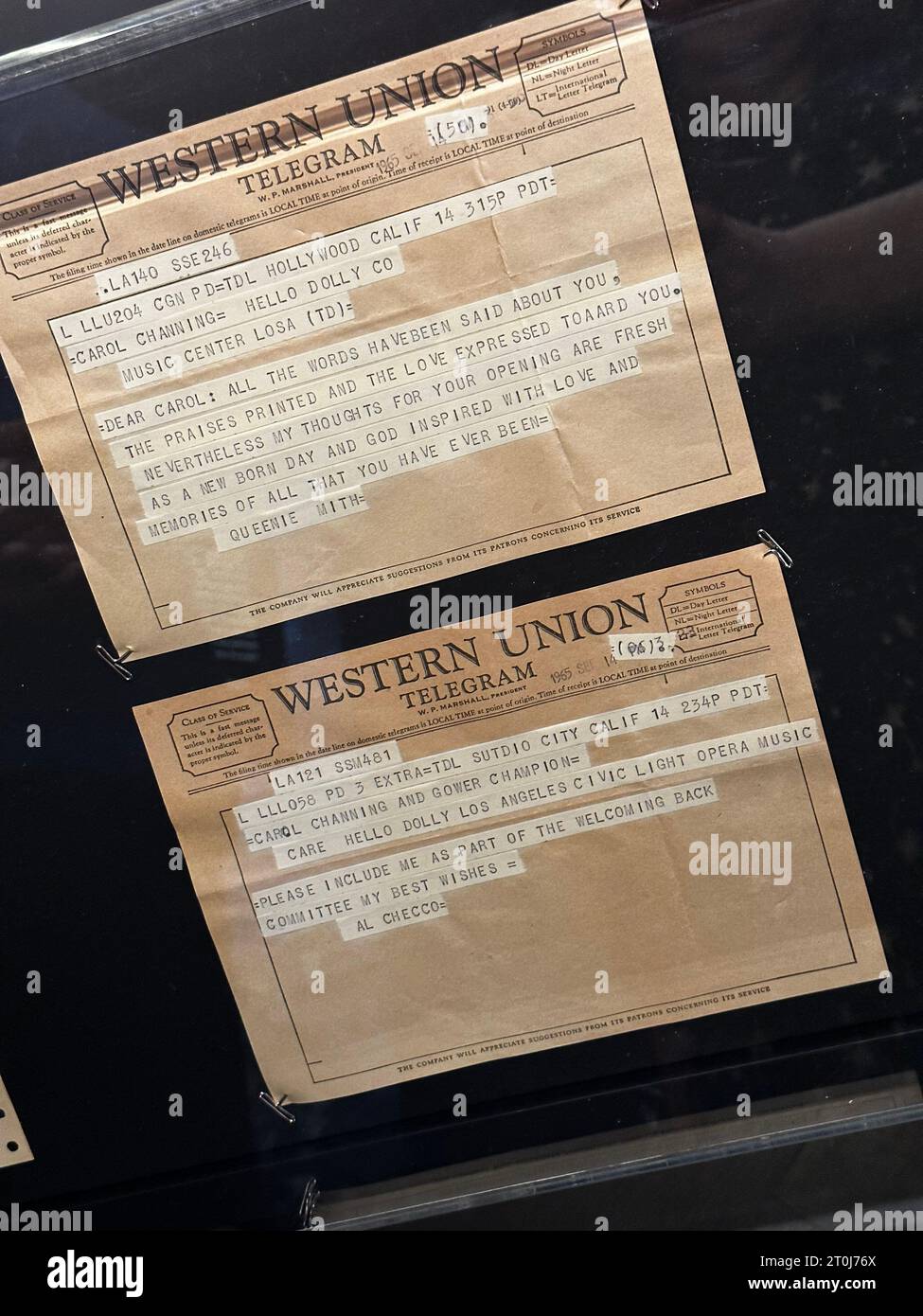 Telegrammi Western Union vintage con messaggi digitati visualizzati come artefatti storici di comunicazione, che mostrano i primi sistemi di messaggistica Foto Stock