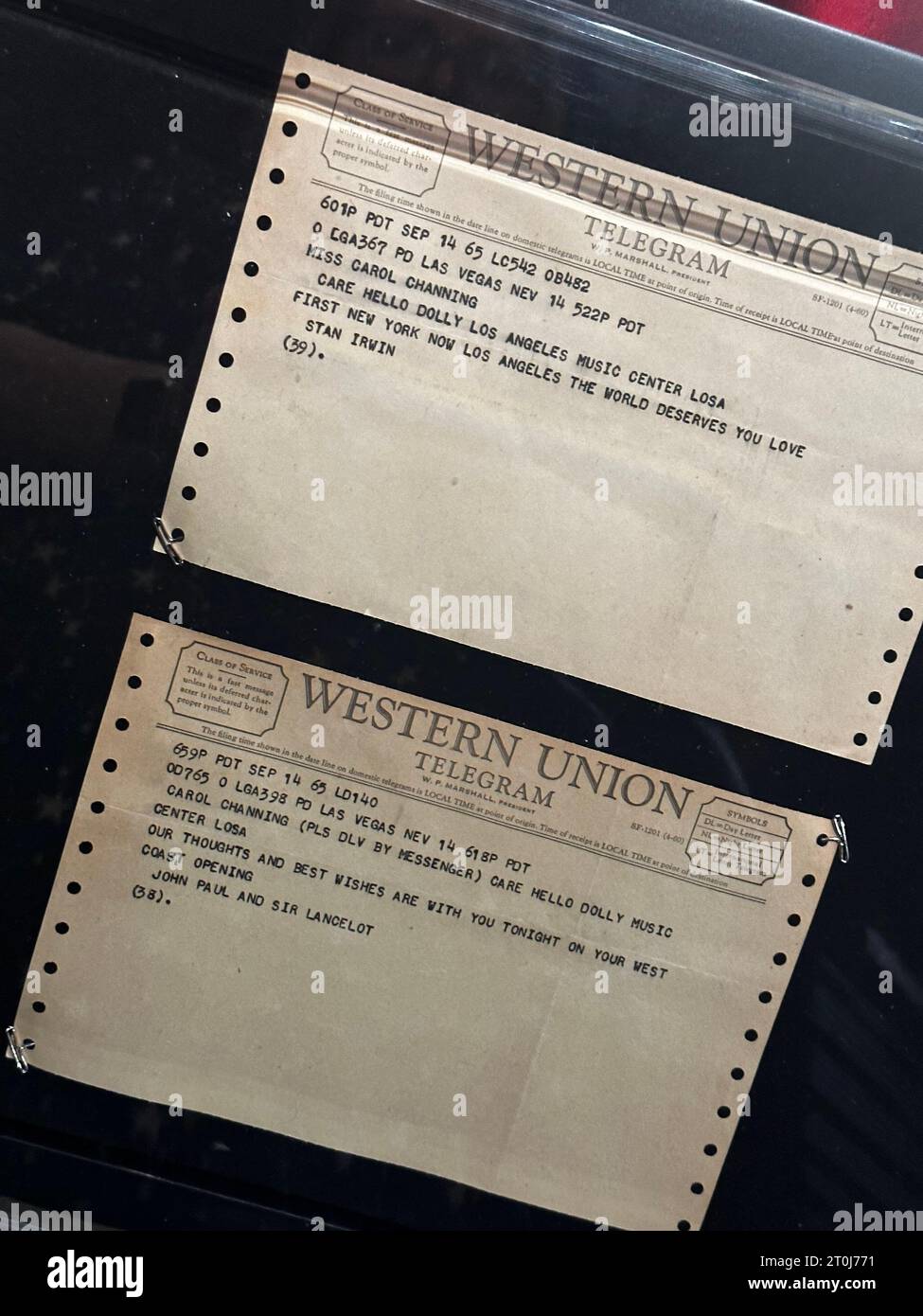 Telegrammi Western Union vintage con messaggi digitati visualizzati come artefatti storici di comunicazione, che mostrano i primi sistemi di messaggistica Foto Stock