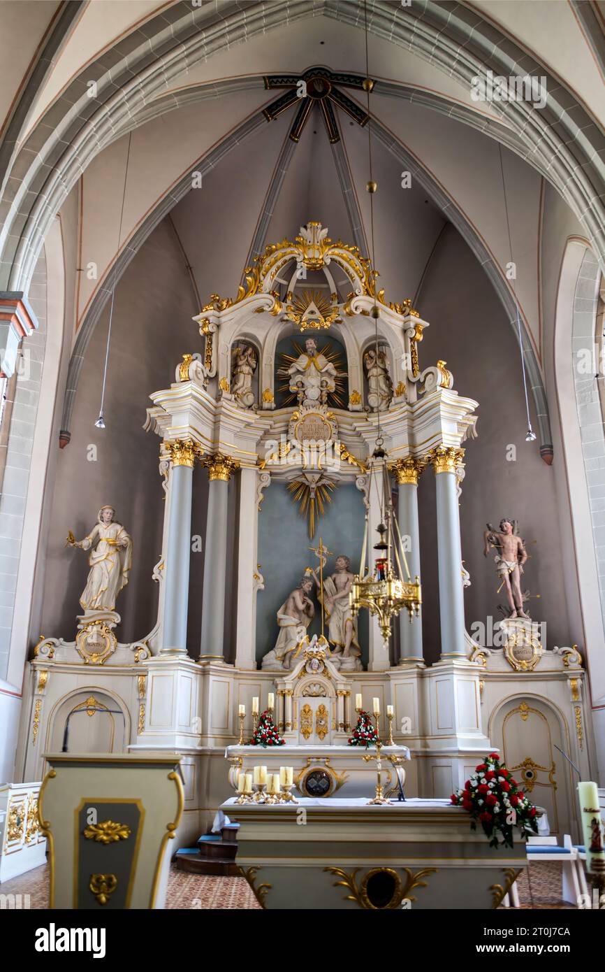 L'altare maggiore della chiesa parrocchiale cattolica di San Johannes Baptist, Borgentreich, distretto di Höxter, Renania settentrionale-Vestfalia, Germania, Europa Foto Stock