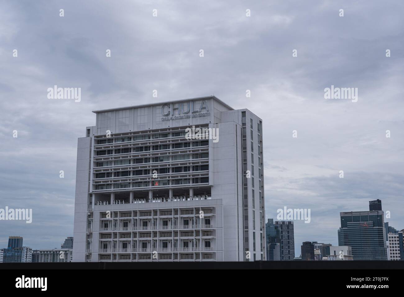 Bangkok, Thailandia - 16 settembre 2023: Uno degli edifici dell'Università Chulalongkorn con l'insegna "Chula, Università Chulalongkorn". Foto Stock