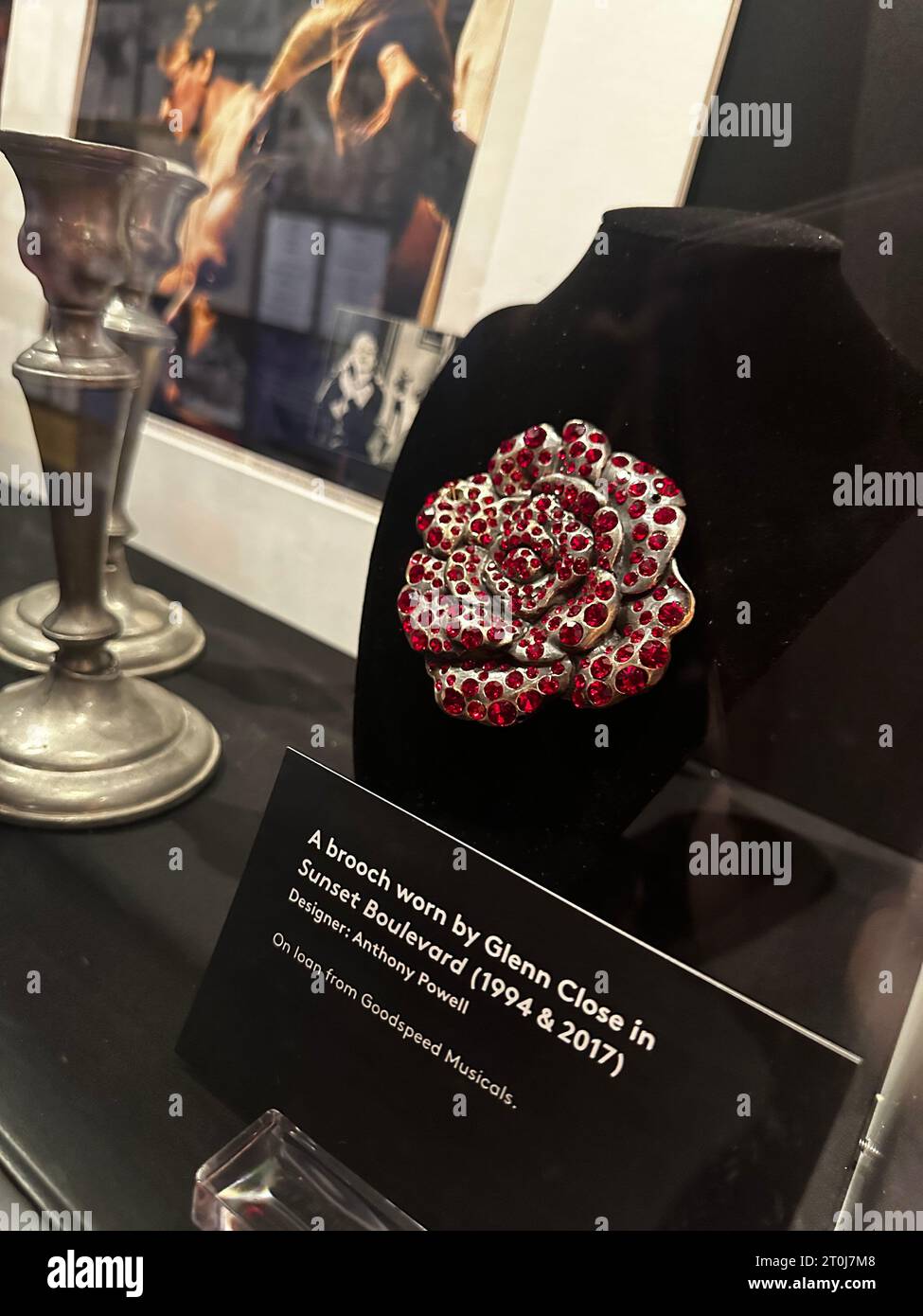 Spilla indossata da Glenn Close in Sunset Boulevard, gemma rossa e pezzo di diamante esposto in una cassa museo Foto Stock