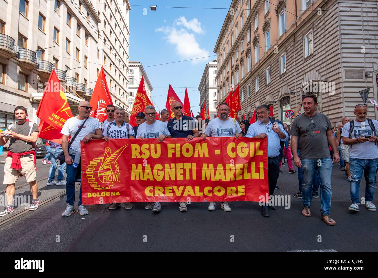 Roma, RM, Italia. 7 ottobre 2023. 100.000 lavoratori si sono riuniti a Roma per sostenere i loro diritti e protestare contro il governo. I lavoratori di Magneti Marelli protestano contro la decisione di chiudere lo stabilimento di Crevalcore (Credit Image: © Marco di Gianvito/ZUMA Press Wire) SOLO USO EDITORIALE! Non per USO commerciale! Foto Stock