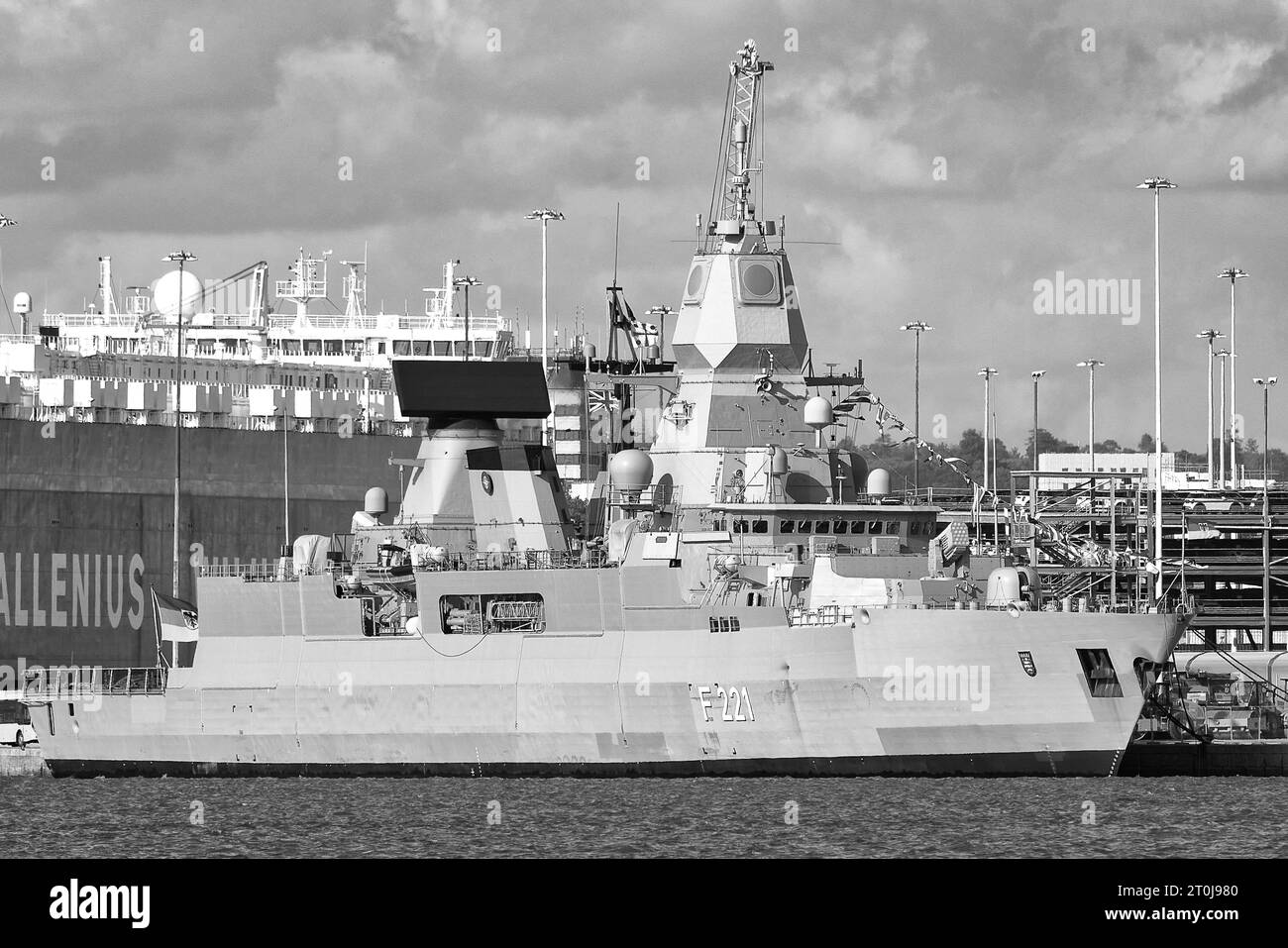 Foto in bianco e nero della Marina tedesca Frigate HESSEN (F221) ormeggiata nel porto di Southampton insieme ad altre navi da guerra NATO. 3 ottobre 2023 Foto Stock