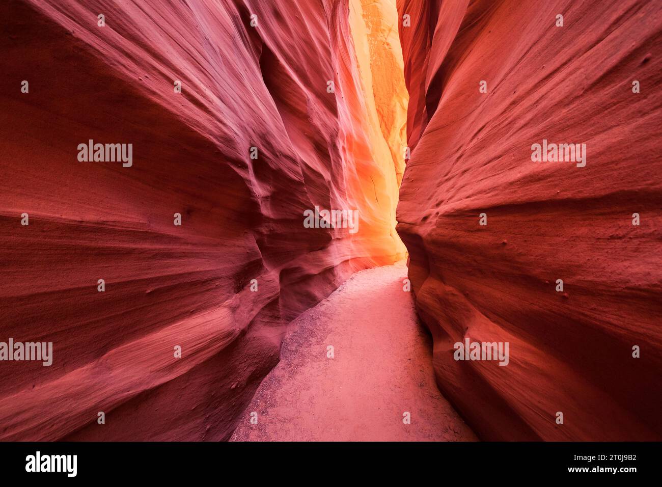 Stretto canyon di arenaria rossa e arancione di Antelope Valley, Utah Foto Stock