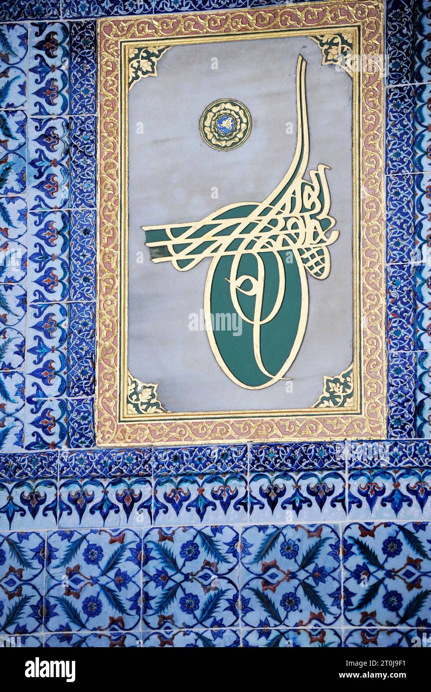 Istanbul, Türkiye. Palazzo di Topkapı (Topkapı Sarayı). Monogramma calligrafico (tughra) del sultano ottomano circondato da piastrelle di Iznik Foto Stock
