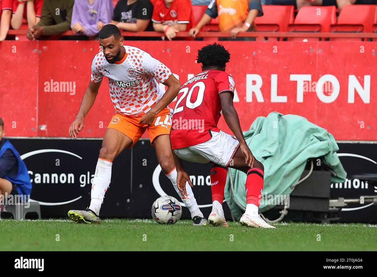 CJ Hamilton di Blackpool si aspetta di superare Tyreece Campbell del Charlton Athletic durante la partita di Sky Bet League 1 Charlton Athletic vs Blackpool a The Valley, Londra, Regno Unito, 7 ottobre 2023 (foto di Ryan Crockett/News Images) Foto Stock