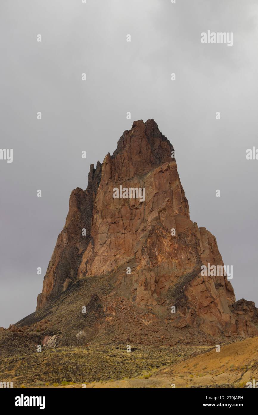 Agathla Peak, una spina vulcanica erosa considerata sacra dai Navajo, vicino alla Monument Valley, Arizona Foto Stock