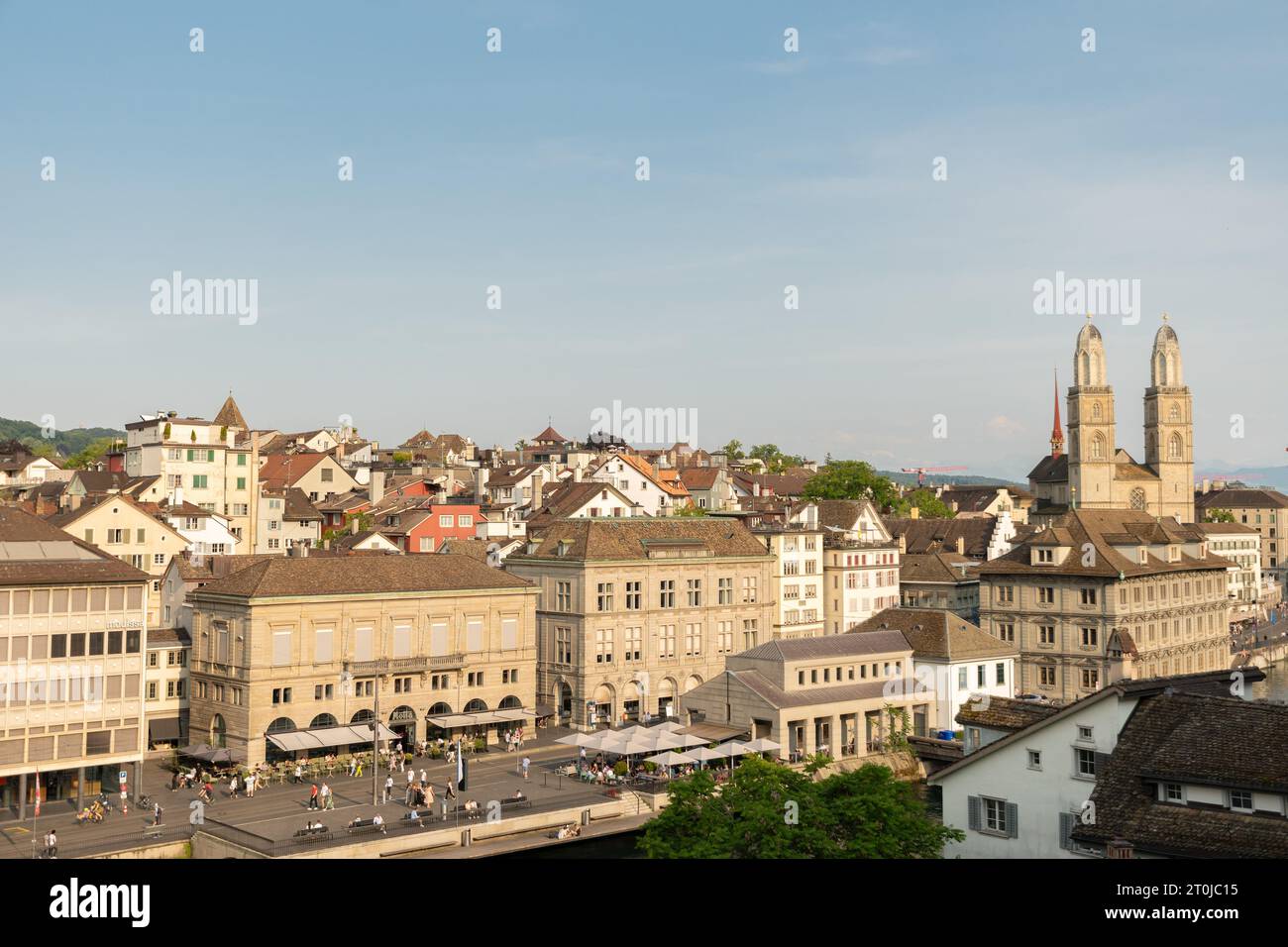 Zurigo, Svizzera, 17 giugno 2023 splendida vista sul centro città con la chiesa Munster sullo sfondo Foto Stock
