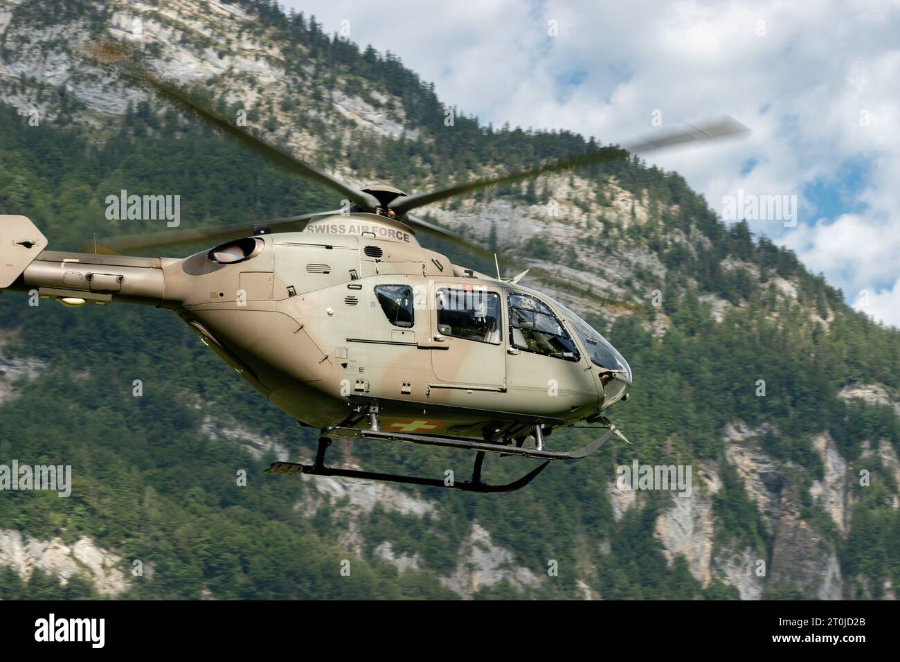 Mollis, Svizzera, 18 agosto 2023 T-367 elicottero militare svizzero Eurocopter EC-635 P2+ durante un'esposizione aerea Foto Stock