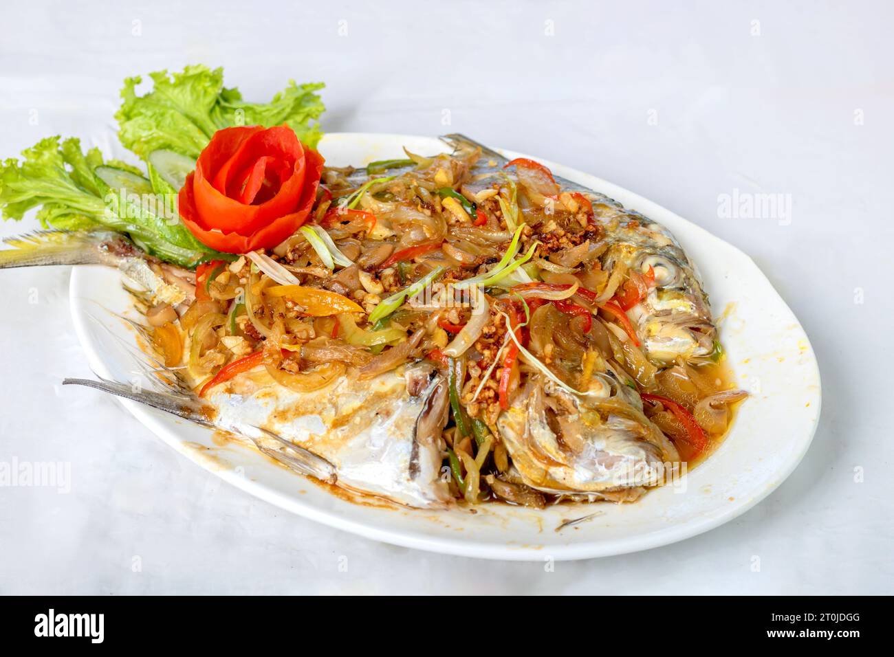 pompano al vapore o pesce kuwe con salsa dolce e piccante e bellissimi ornamenti Foto Stock