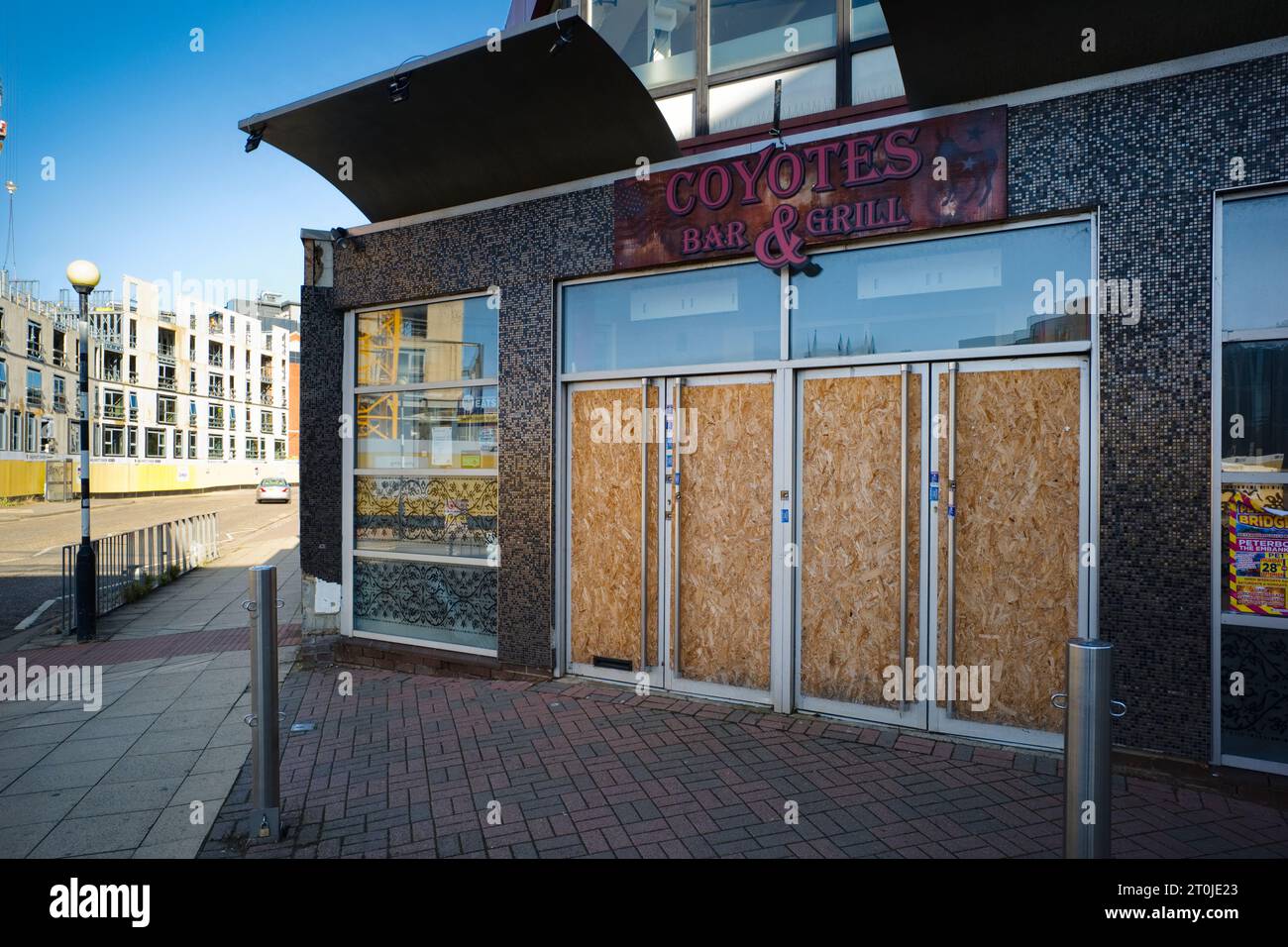 Coyotes bar and Grill ora abbandonato con nuovi lavori di costruzione sullo sfondo Foto Stock