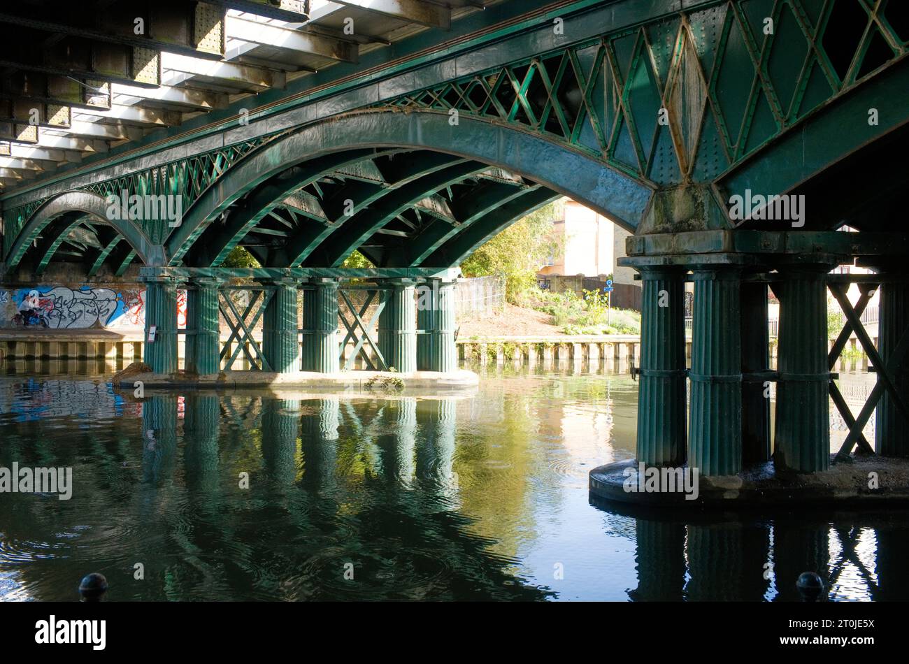 Archi del ponte ferroviario sul fiume Nene a Peterborough Foto Stock