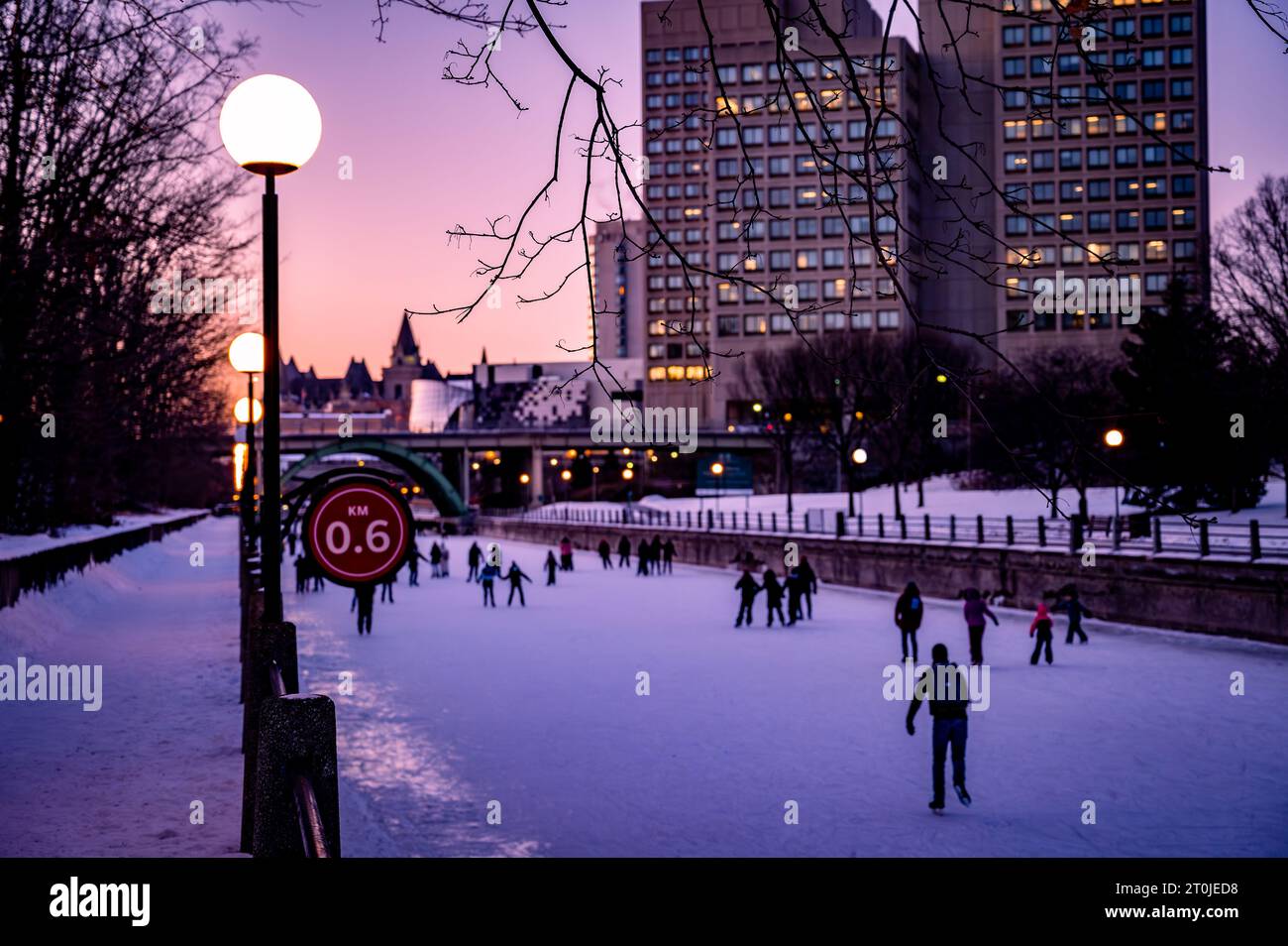 Pattinaggio su Rideau Canal Skaviera, crepuscolo, inverno, Ottawa, Ontario, Canada Foto Stock