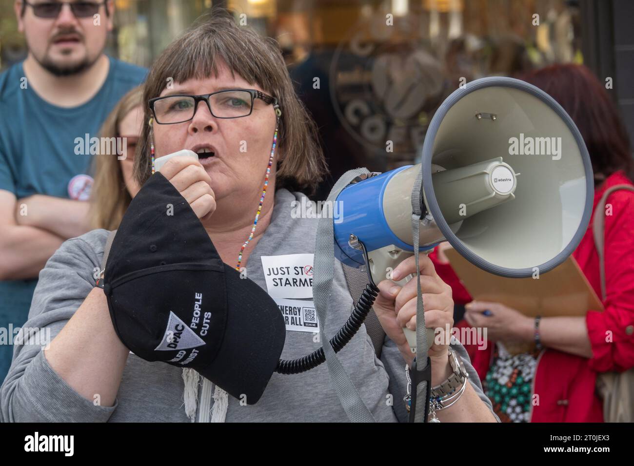 Londra, Regno Unito. 7 ottobre 2023. Un giorno prima della conferenza laburista, la gente si incontra nel collegio elettorale di Keir Starmer per avvertire tutti quanto sarebbe pericoloso un governo guidato da Starmer. Tra i presenti vi erano molti ex membri del partito laburista che affermano di non avere principi e elencano quasi 30 impegni che ha finora rinunciato, tra cui lavori verdi, esternalizzazione del servizio sanitario nazionale, riforma dei signori, pasti scolastici gratuiti, diritti dei lavoratori, contratti petroliferi, PR, assistenza all'infanzia. Paula Peters dice a Starmer che non importa dei disabili. Peter Marshall/Alamy Live News Foto Stock