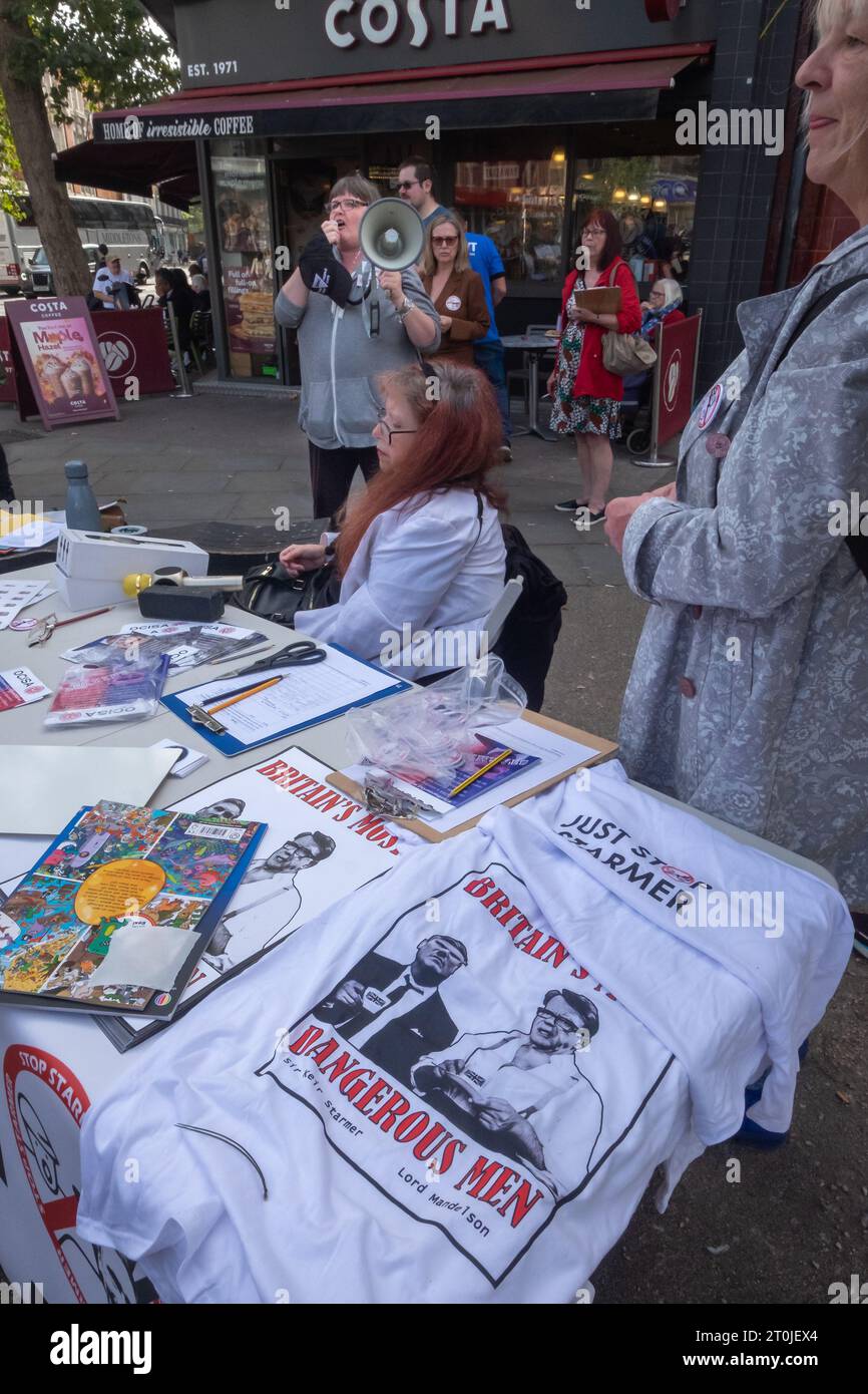 Londra, Regno Unito. 7 ottobre 2023. Un giorno prima della conferenza laburista, la gente si incontra nel collegio elettorale di Keir Starmer per avvertire tutti quanto sarebbe pericoloso un governo guidato da Starmer. Tra i presenti vi erano molti ex membri del partito laburista che affermano di non avere principi e elencano quasi 30 impegni che ha finora rinunciato, tra cui lavori verdi, esternalizzazione del servizio sanitario nazionale, riforma dei signori, pasti scolastici gratuiti, diritti dei lavoratori, contratti petroliferi, PR, assistenza all'infanzia. Paula Peters dice a Starmer che non importa dei disabili. Peter Marshall/Alamy Live News Foto Stock