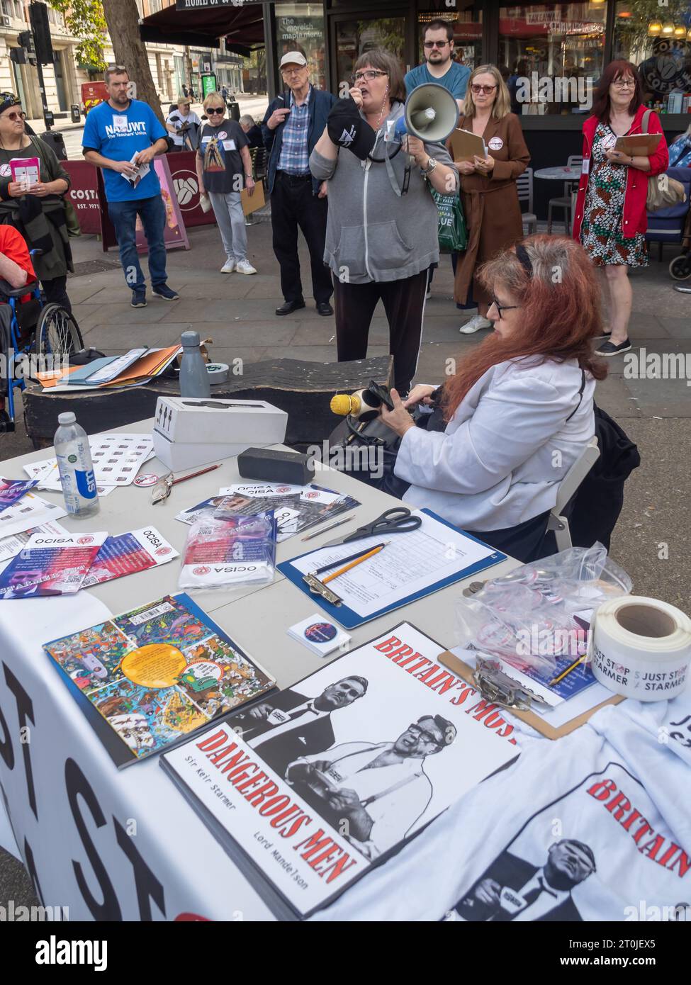 Londra, Regno Unito. 7 ottobre 2023. Un giorno prima della conferenza laburista, la gente si incontra nel collegio elettorale di Keir Starmer per avvertire tutti quanto sarebbe pericoloso un governo guidato da Starmer. Tra i presenti vi erano molti ex membri del partito laburista che affermano di non avere principi e elencano quasi 30 impegni che ha finora rinunciato, tra cui lavori verdi, esternalizzazione del servizio sanitario nazionale, riforma dei signori, pasti scolastici gratuiti, diritti dei lavoratori, contratti petroliferi, PR, assistenza all'infanzia. Paula Peters del DPAC tiene un poster. Peter Marshall/Alamy Live News Foto Stock