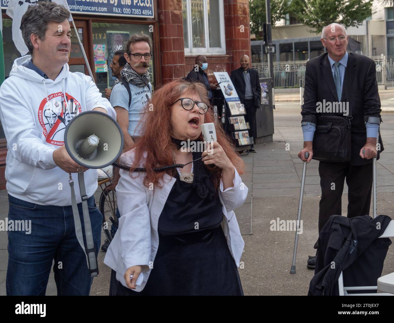 Londra, Regno Unito. 7 ottobre 2023. Cantare una canzone critica di Starmer. Un giorno prima della conferenza laburista le persone si incontrano nel collegio elettorale di Keir Starmer per avvertire tutti quanto sarebbe pericoloso un governo guidato da Starmer. Tra i presenti vi erano molti ex membri del partito laburista che affermano di non avere principi e elencano quasi 30 impegni che ha finora rinunciato, tra cui lavori verdi, esternalizzazione del servizio sanitario nazionale, riforma dei signori, pasti scolastici gratuiti, diritti dei lavoratori, contratti petroliferi, PR, assistenza all'infanzia. Paula Peters del DPAC tiene un poster. Peter Marshall/Alamy Live News Foto Stock