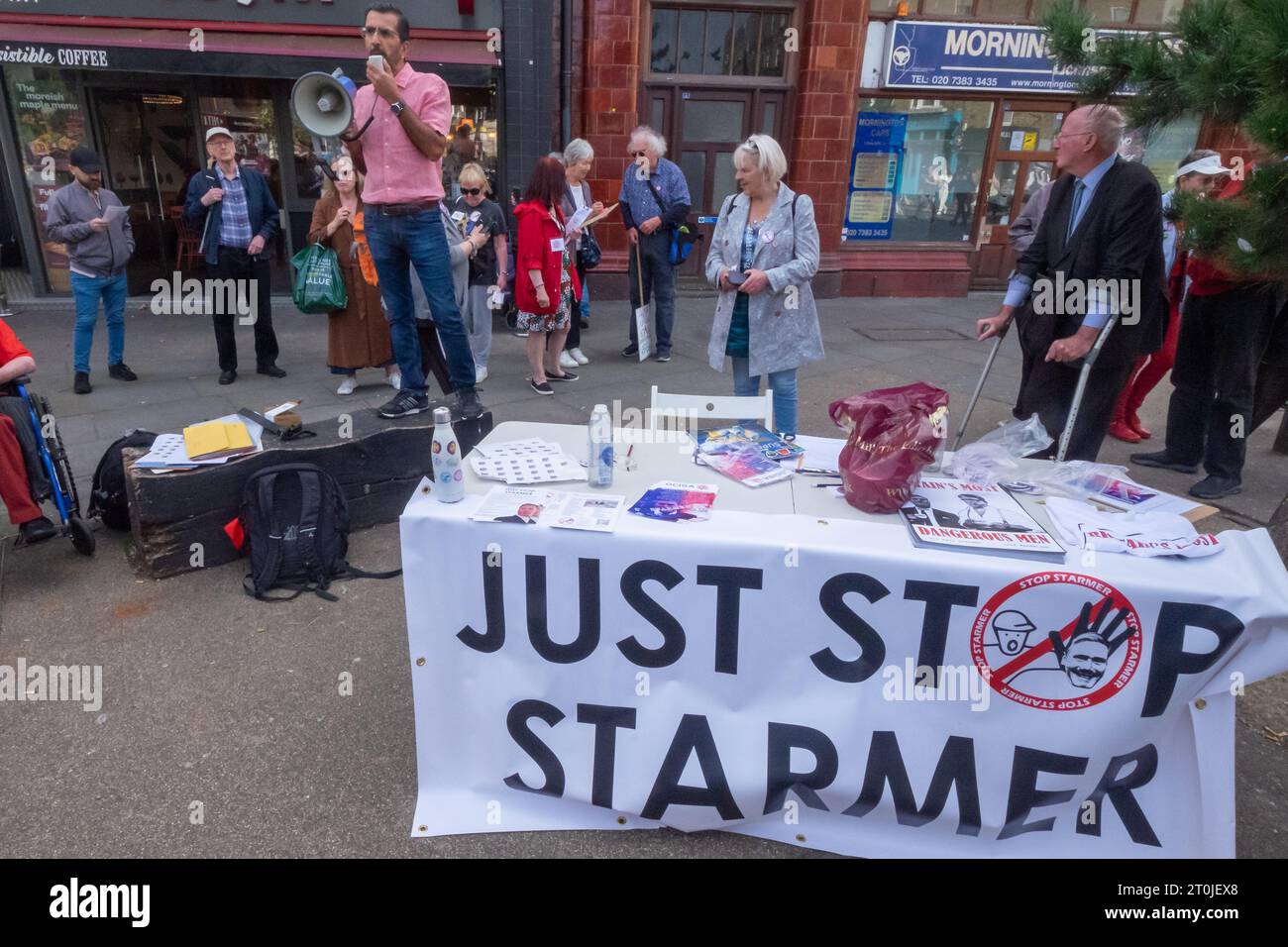 Londra, Regno Unito. 7 ottobre 2023. Un giorno prima della conferenza laburista, la gente si incontra nel collegio elettorale di Keir Starmer per avvertire tutti quanto sarebbe pericoloso un governo guidato da Starmer. Tra i presenti vi erano molti ex membri del partito laburista che affermano di non avere principi e elencano quasi 30 impegni che ha finora rinunciato, tra cui lavori verdi, esternalizzazione del servizio sanitario nazionale, riforma dei signori, pasti scolastici gratuiti, diritti dei lavoratori, contratti petroliferi, PR, assistenza all'infanzia. Gli oratori includevano il GP Bob Gill e Paula Peters del DPAC. Peter Marshall/Alamy Live News Foto Stock