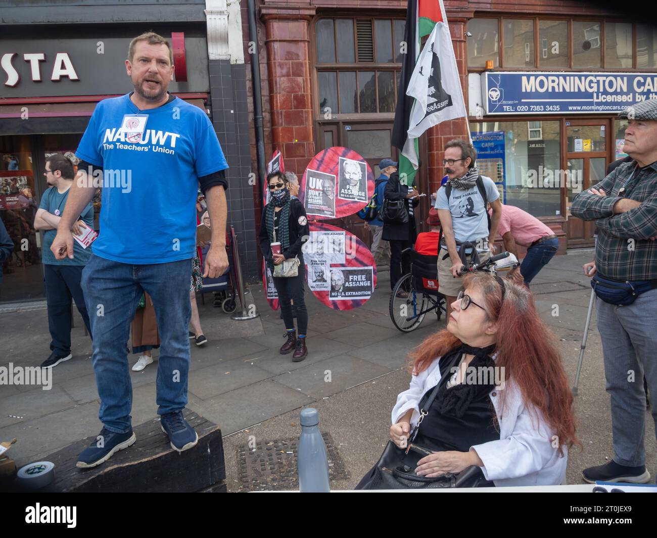 Londra, Regno Unito. 7 ottobre 2023. Un giorno prima della conferenza laburista, la gente si incontra nel collegio elettorale di Keir Starmer per avvertire tutti quanto sarebbe pericoloso un governo guidato da Starmer. Tra i presenti vi erano molti ex membri del partito laburista che affermano di non avere principi e elencano quasi 30 impegni che ha finora rinunciato, tra cui lavori verdi, esternalizzazione del servizio sanitario nazionale, riforma dei signori, pasti scolastici gratuiti, diritti dei lavoratori, contratti petroliferi, PR, assistenza all'infanzia. . Peter Marshall/Alamy Live News Foto Stock