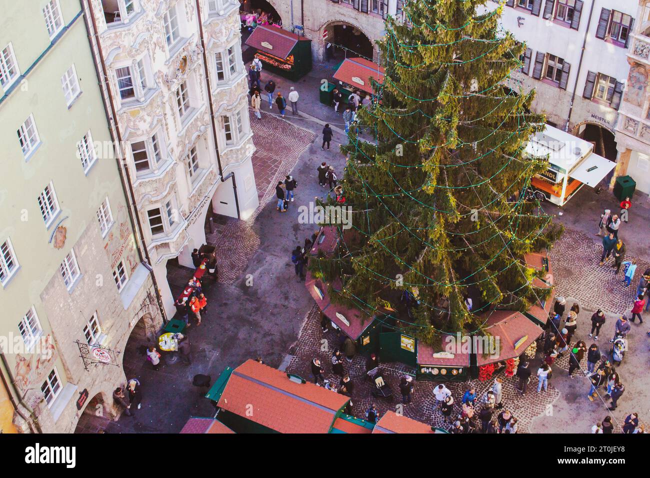 Vista dall'alto del mercato di Natale, Innsbruck, Austria. Famosa piazza con albero di Natale e gente nel centro di Innsbruck. Vacanze invernali. Foto Stock