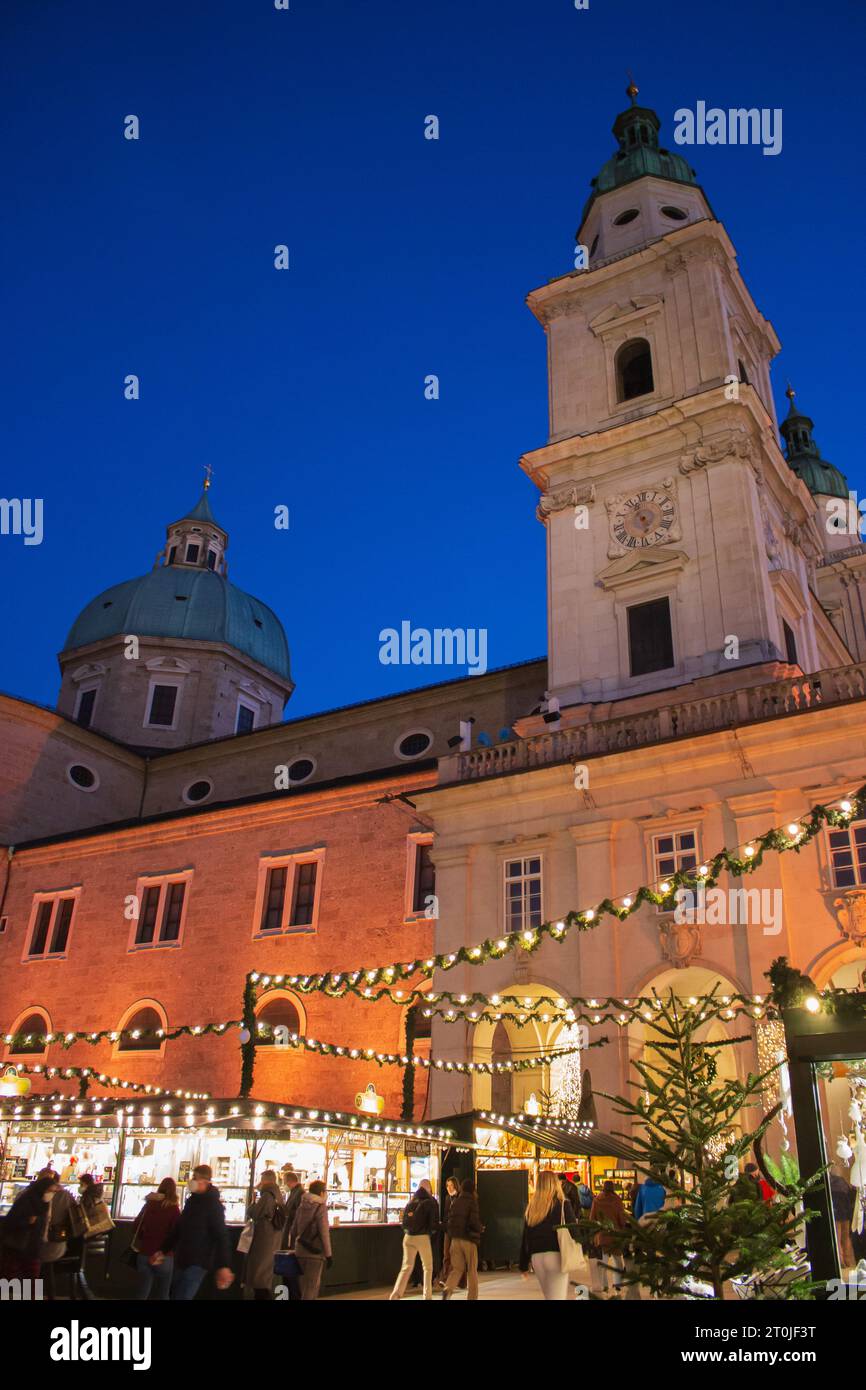 Mercatino di Natale nella medievale piazza di Salisburgo prima del periodo di chiusura. Albero di Natale e decorazione nella città vecchia in Europa. Fiera di Natale la sera. Foto Stock